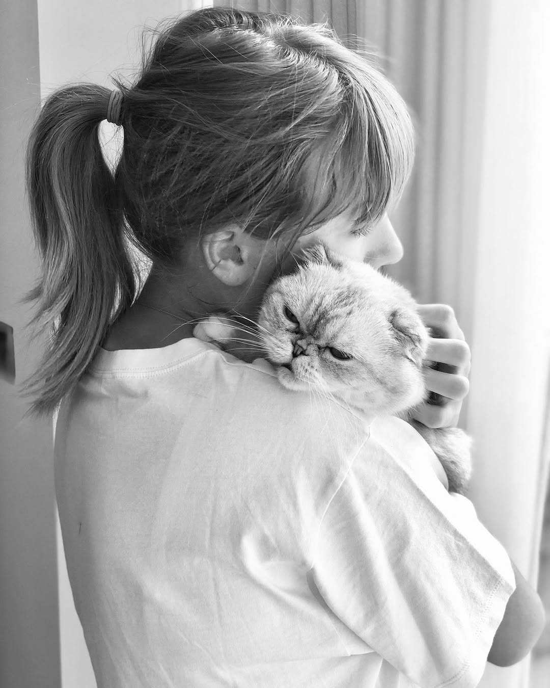 Taylor Swift with her Scottish Fold cat