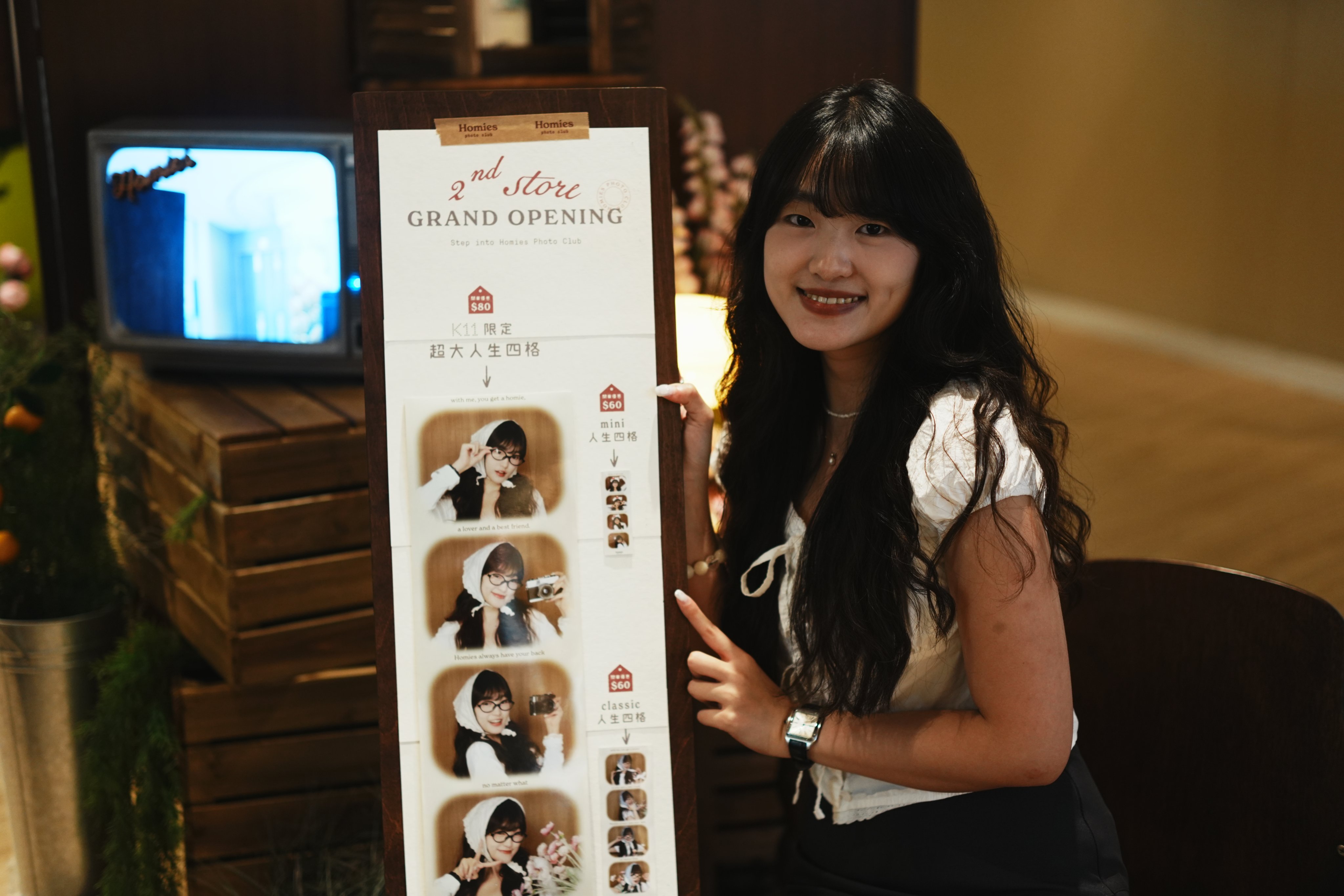 Helen Fong introduces that the image quality of “super life four cut” is clear and suitable for display at home.