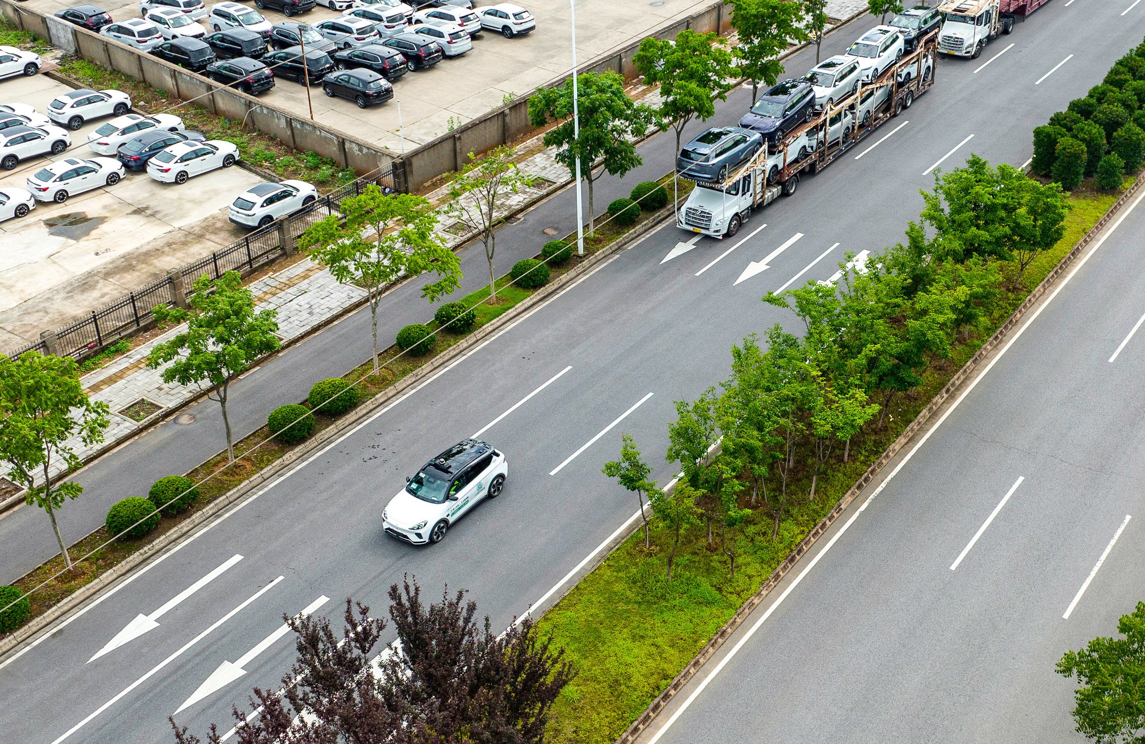 An aerial drone photo shows an Apollo Go autonomous-driving car during a road test in Wuhan, central China’s Hubei province, on July 4, 2024. Photo: Xinhua
