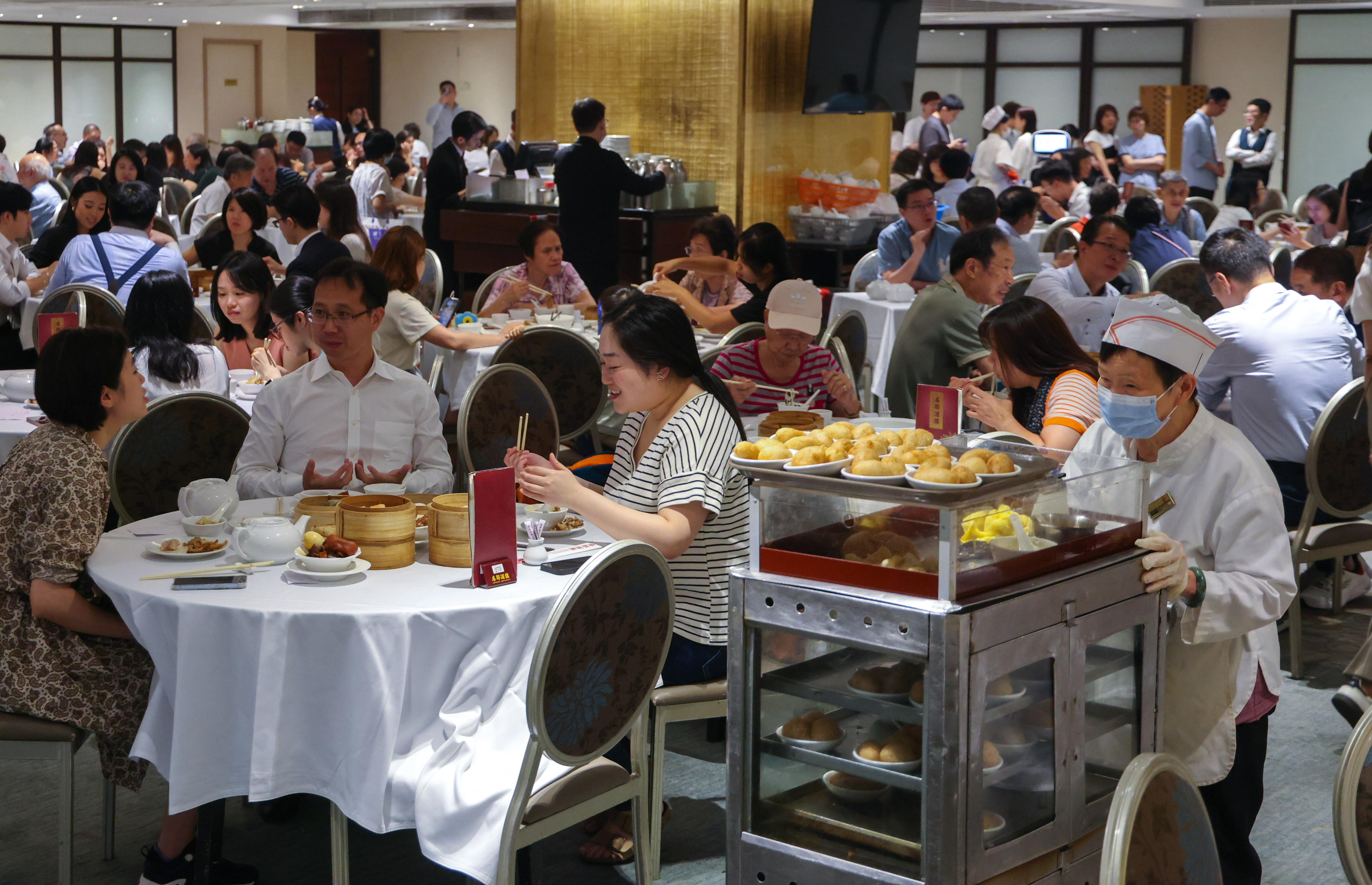 People eat during lunchtime at Metropol Restaurant at the United Centre in Admiralty, Hong Kong. The restaurant has announced that it will close its doors on September 27, bringing to an end 35 years of operation. Photo: Jelly Tse