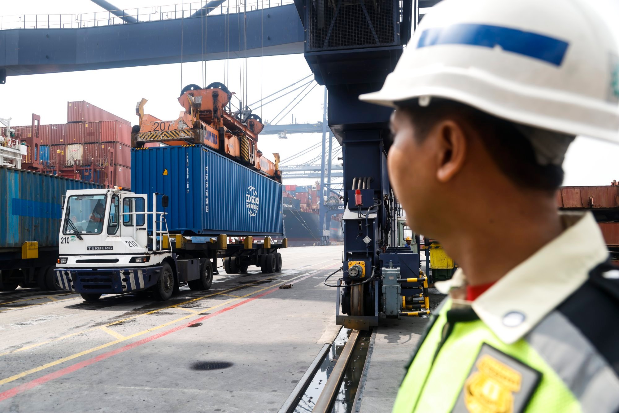 Indonesia’s sectors, such as clothing, crude palm oil and rubber, will benefit from the Jakarta-Washington trade deal, an analyst says. Photo: EPA Indonesia’s sectors, such as clothing, crude palm oil and rubber, will benefit from the Jakarta-Washington trade deal, an analyst says. Photo: EPA