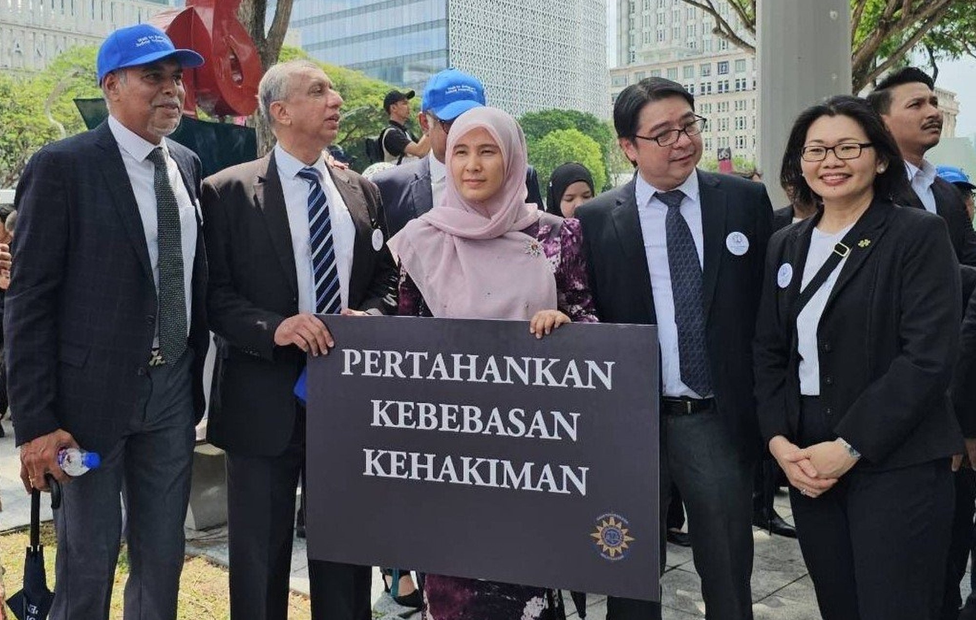 PKR deputy president Nurul Izzah Anwar (centre) joins the Malaysian Bar march for judicial independence on Monday. Photo: X/n_izzah