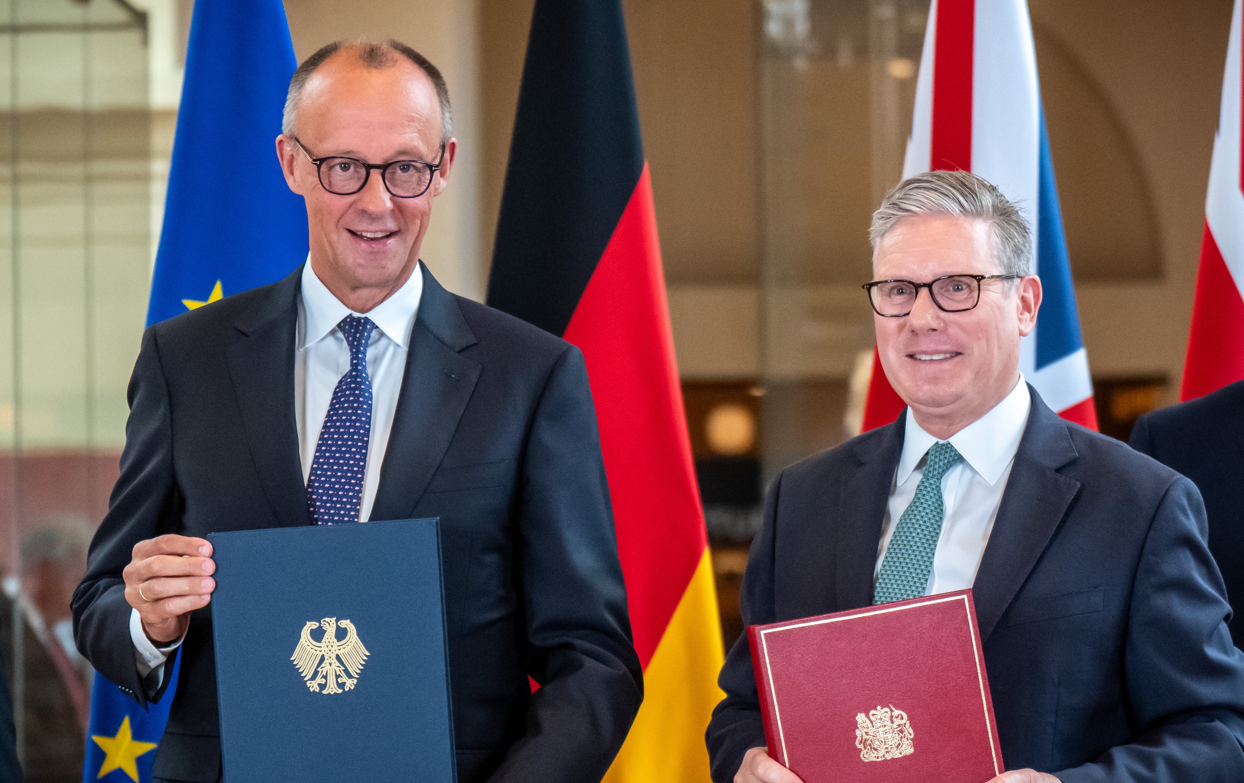 German Chancellor Friedrich Merz (left) takes part in the ceremony to sign a new friendship treaty alongside Keir Starmer, Prime Minister of Great Britain. Photo: dpa