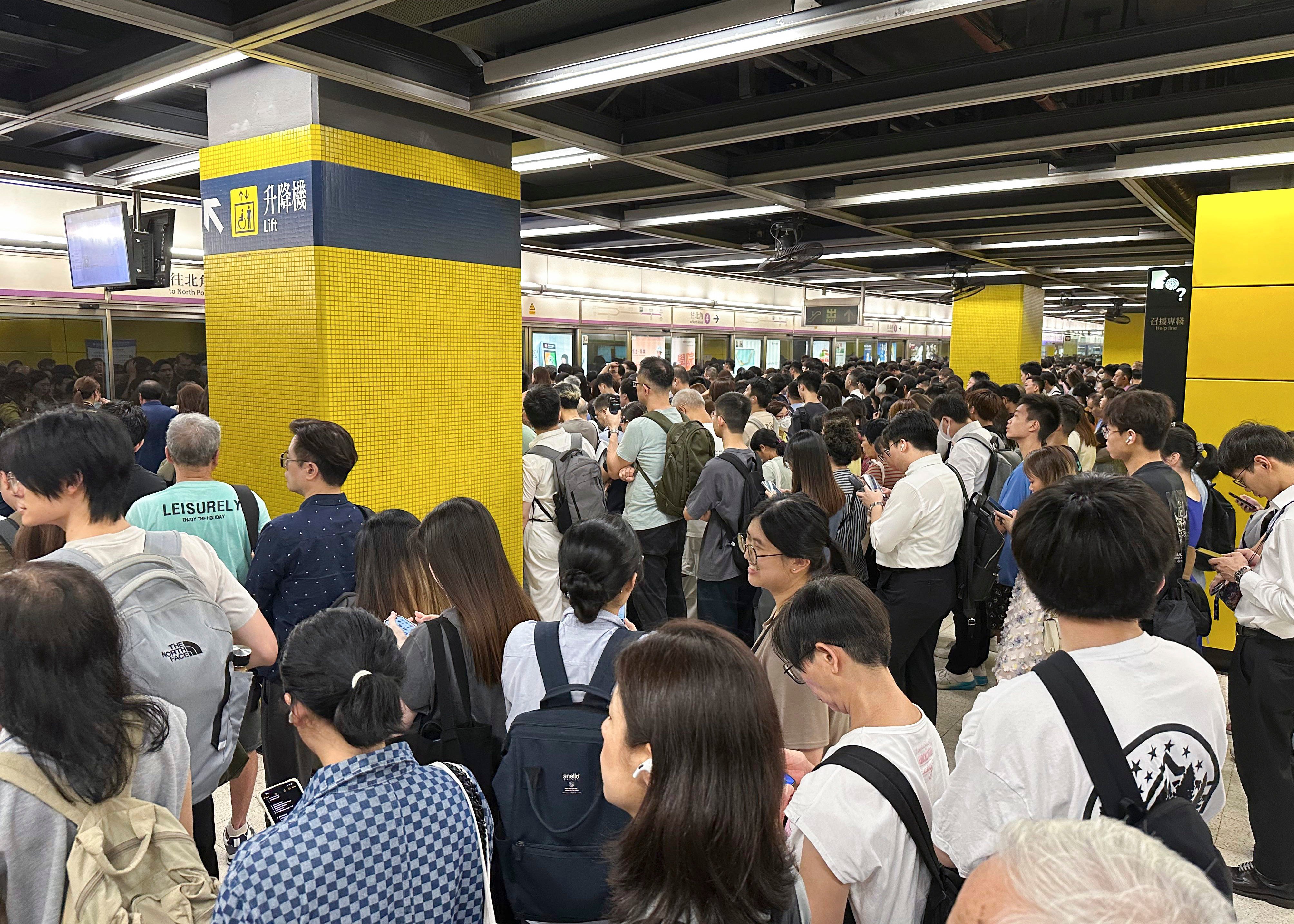 Queues form at Yau Tong station after a malfunction caused delays. Photo: Oscar Liu