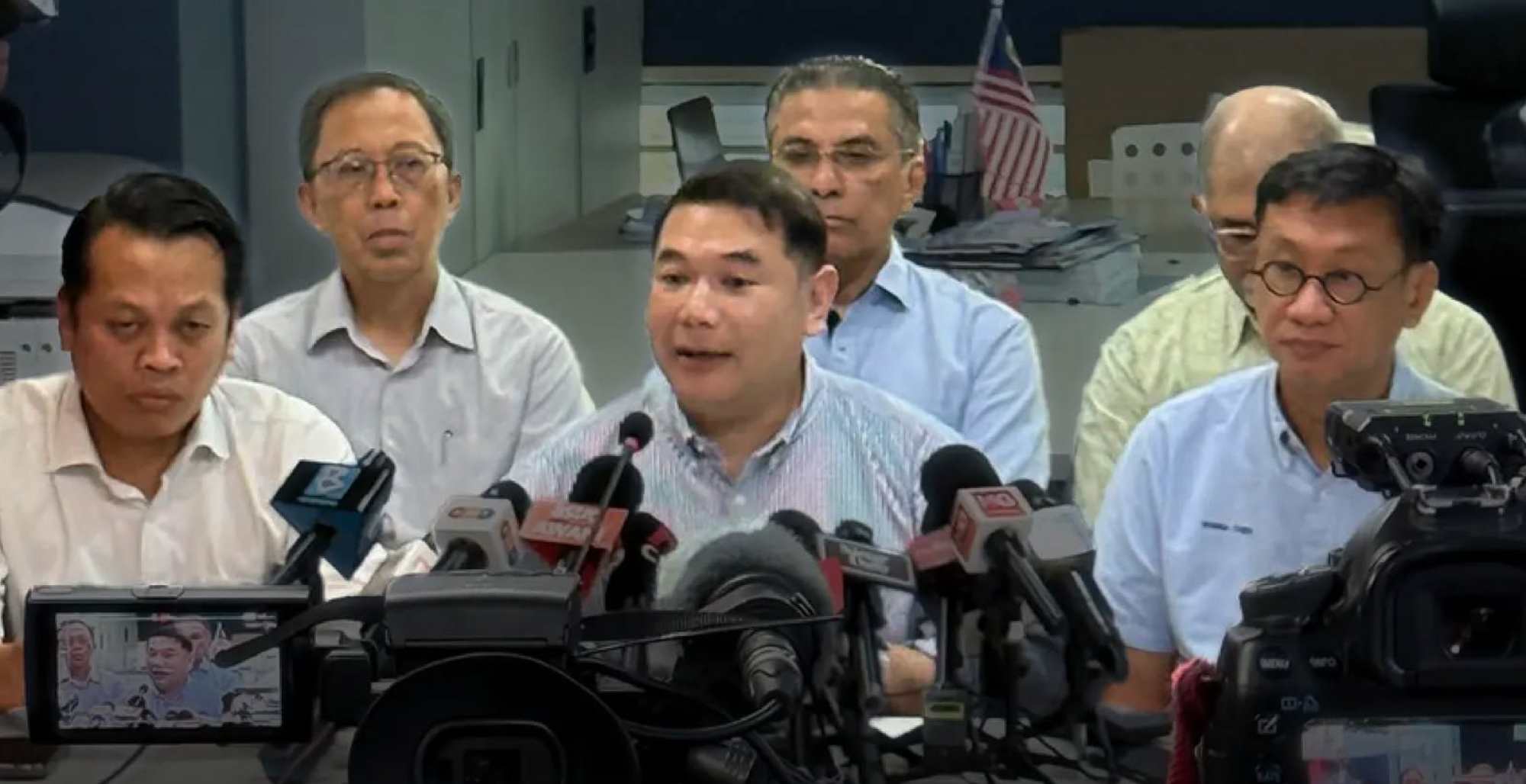 Rafizi Ramli (centre) leads a group of nine government lawmakers criticising Anwar’s on the crisis. Facebook/Rafizi Ramli Rafizi Ramli (centre) leads a group of nine government lawmakers criticising Anwar’s on the crisis. Facebook/Rafizi Ramli