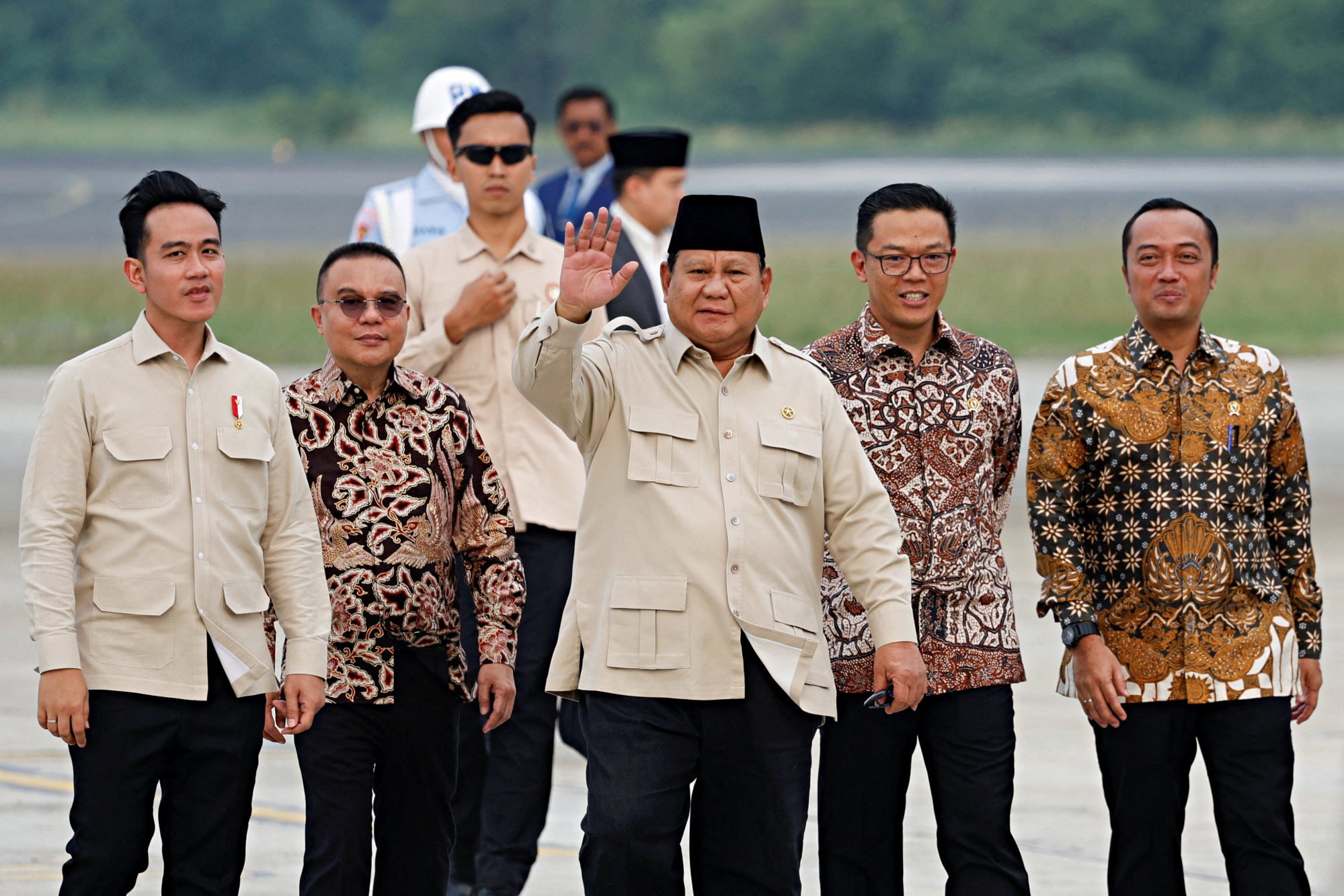 Indonesian President Prabowo Subianto (centre) is “less enthusiastic” than his predecessor about pumping money into Nusantara, observers say. Photo: Reuters Indonesian President Prabowo Subianto (centre) is “less enthusiastic” than his predecessor about pumping money into Nusantara, observers say. Photo: Reuters