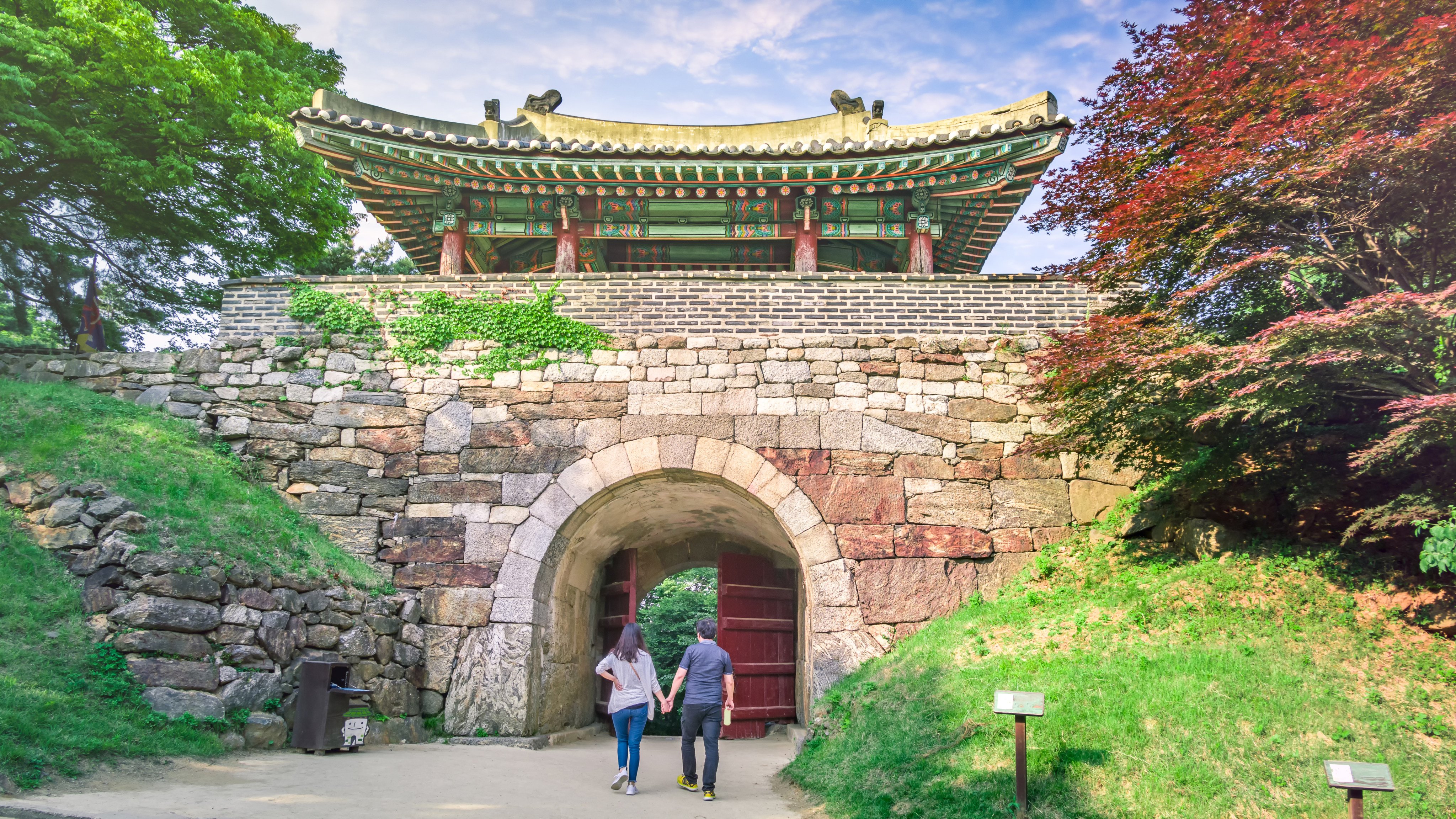 A couple in Namhansanseong Provincial Park in summer. Photo: Shutterstock