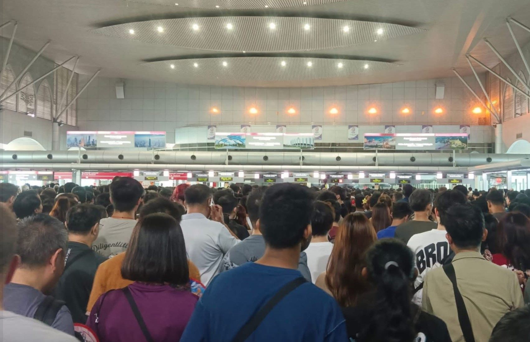 Long queues were reported at all major entry points in Malaysia after tens of thousands of foreigners were unable to use the autogate facility. Photo: Facebook: Malaysia-Singapore Border Crossers