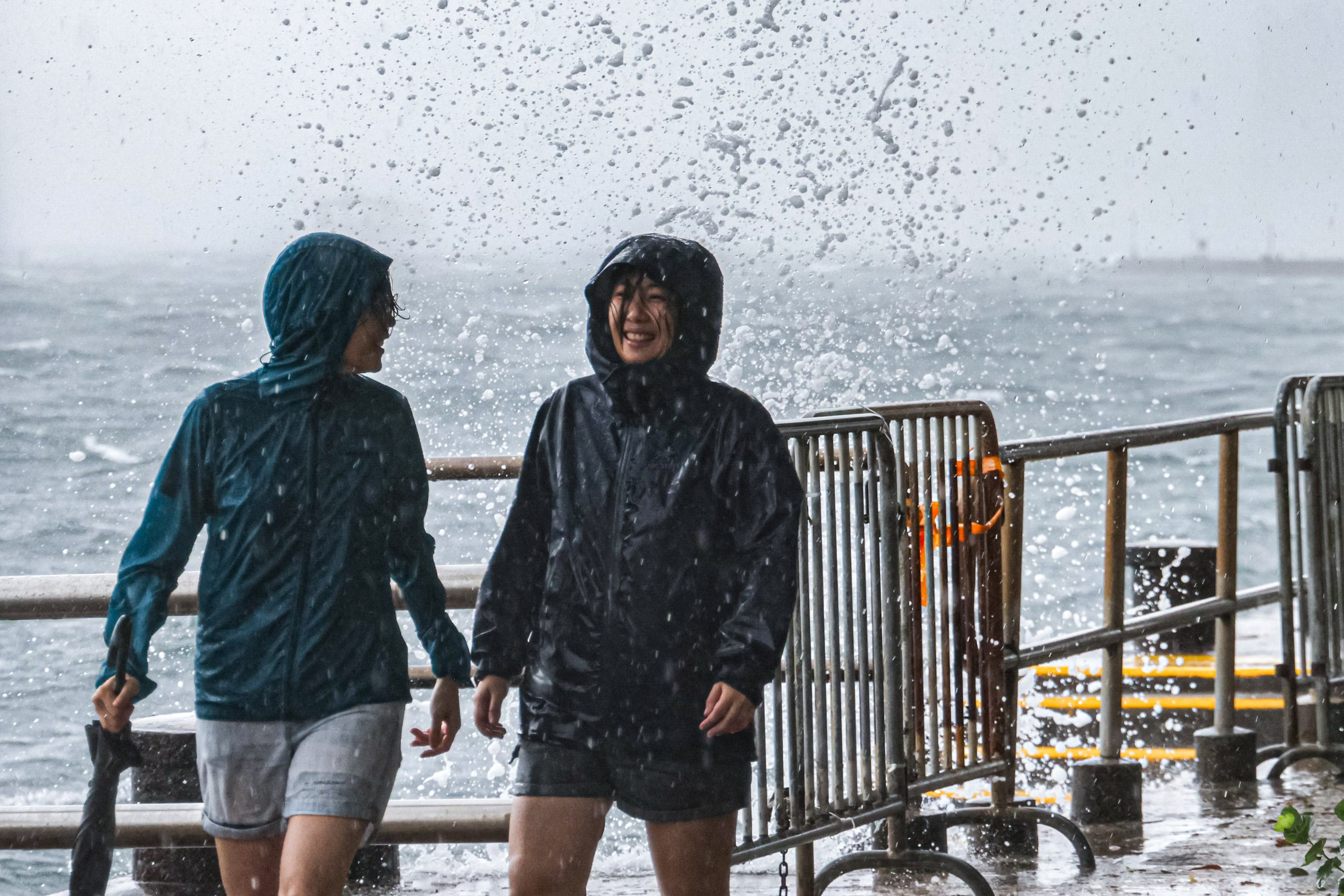 Hongkongers brave the strong winds and coastal waves in Kennedy Town. Photo:　Eugene Lee