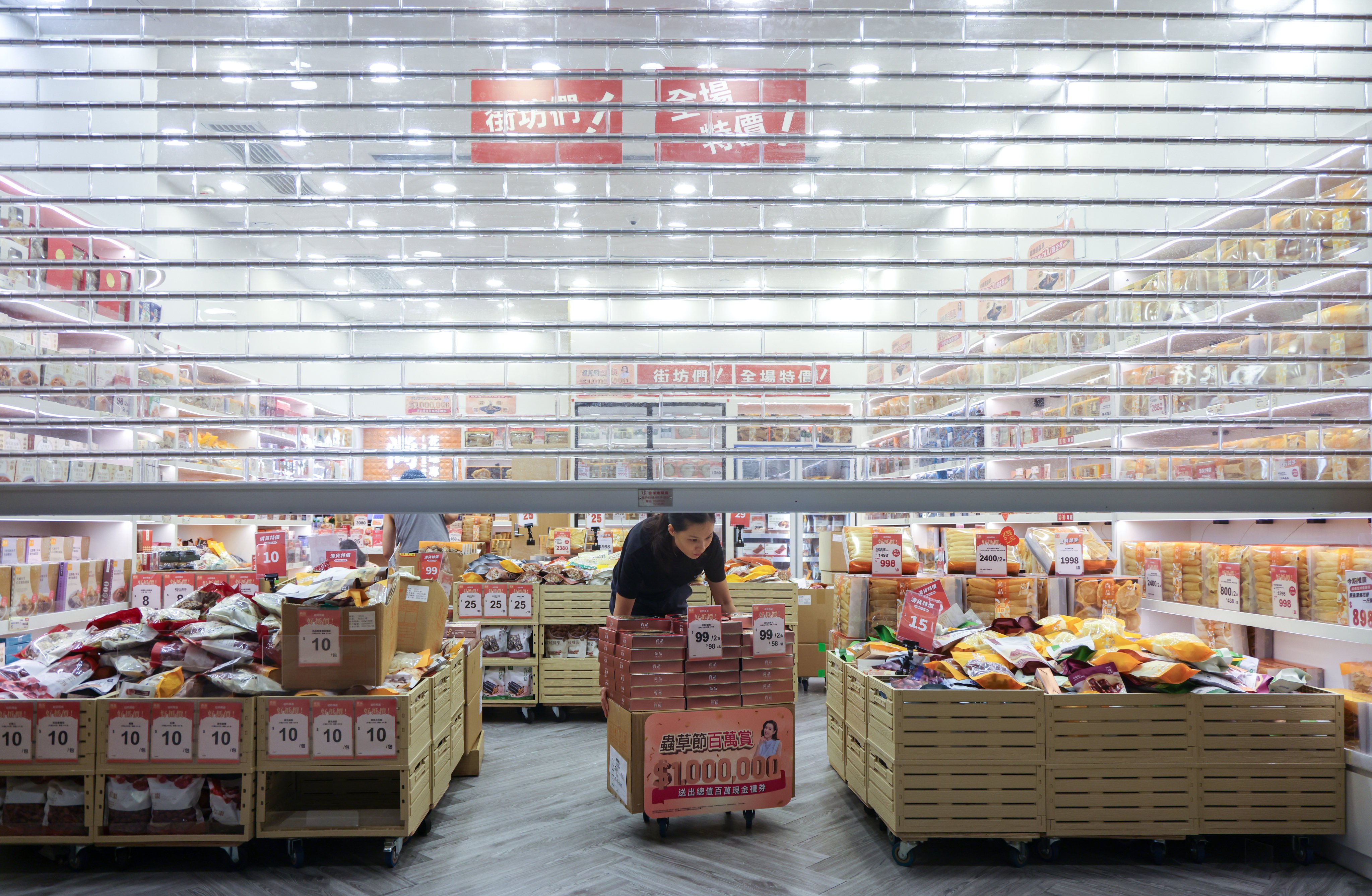 Economists calculate Typhoon Wipha may have caused financial losses of up to HK$3 billion in Hong Kong on Sunday alone, with many businesses forced to close. Photo: Eugene Lee