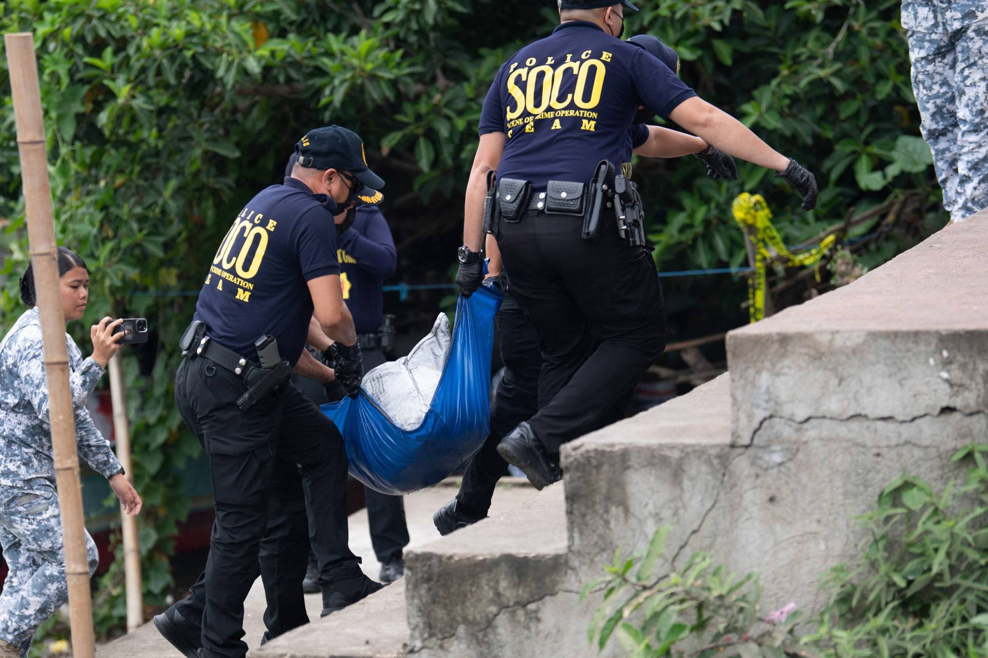 Philippine police carry a sack believed to contain human remains after it was retrieved from Taal Lake near Laurel municipality, Batangas province, on Thursday. Photo: AFP Philippine police carry a sack believed to contain human remains after it was retrieved from Taal Lake near Laurel municipality, Batangas province, on Thursday. Photo: AFP