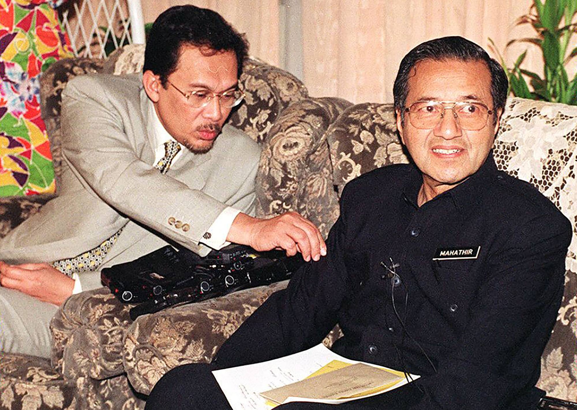 Then Malaysian deputy prime minister Anwar Ibrahim and prime minister Mahathir Mohamad attend a press conference in 1997. Photo: AFP