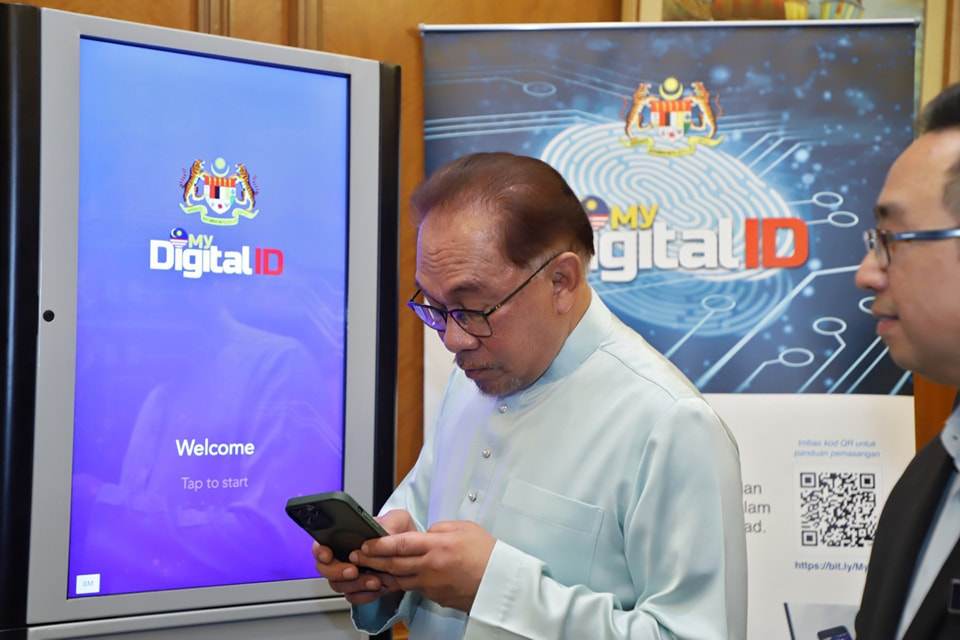 Prime Minister Anwar Ibrahim registers for the MyDigital ID in December 2023. Photo: Malaysian Ministry of Science, Technology and Innovation