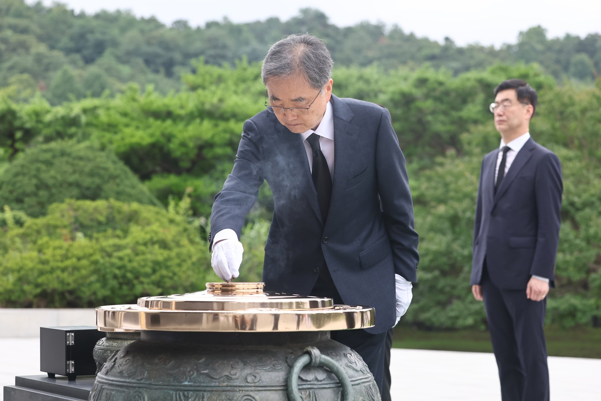 South Korea’s new Foreign Minister Cho Hyun burns incense to pay tribute to war dead at the National Cemetery in Seoul on Monday. Cho has said securing peace on the peninsula is a “top priority”. Photo: Yonhap/EPA