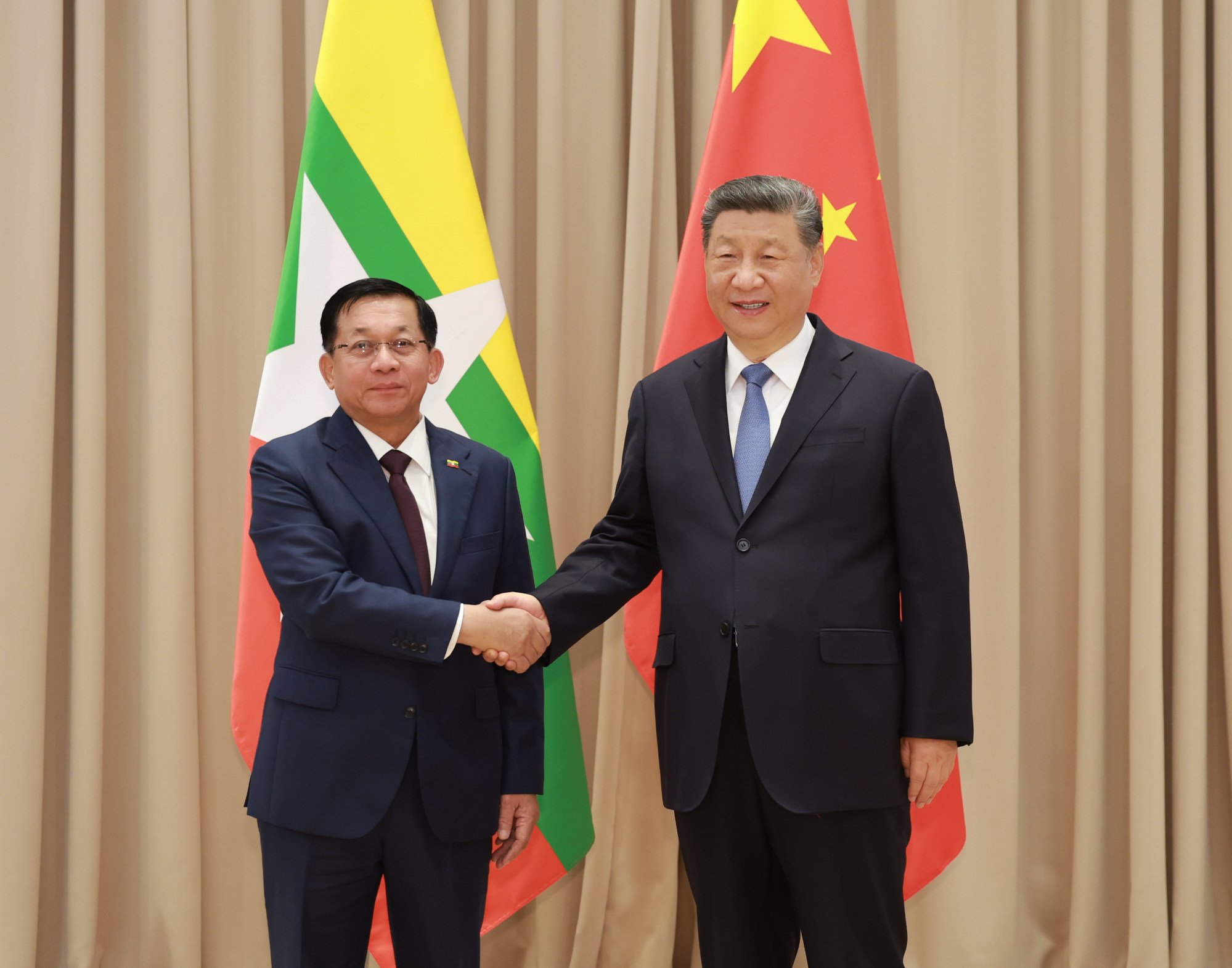 Chinese President Xi Jinping (right) meets Myanmar leader Min Aung Hlaing in Moscow in May. China has provided financial and military help to Myanmar amid its civil war, analysts say. Photo: Xinhua
