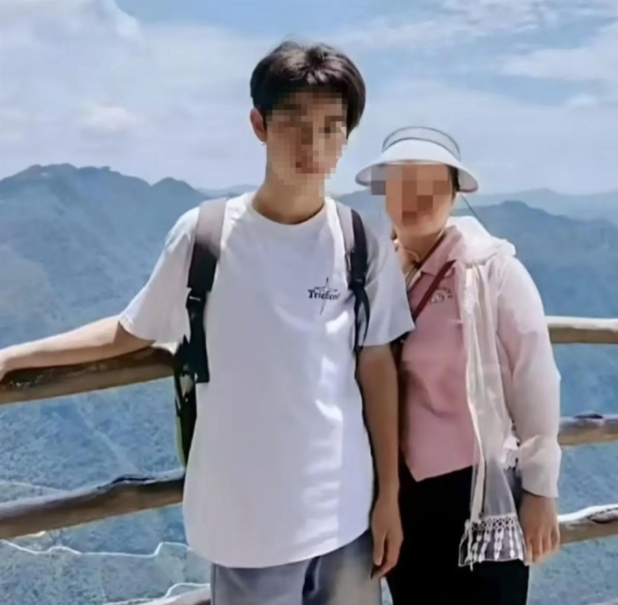 Peng, before his head was shaved, with the gang-linked woman who said his good looks could earn him a lot of money. Photo: QQ.com Peng, before his head was shaved, with the gang-linked woman who said his good looks could earn him a lot of money. Photo: QQ.com