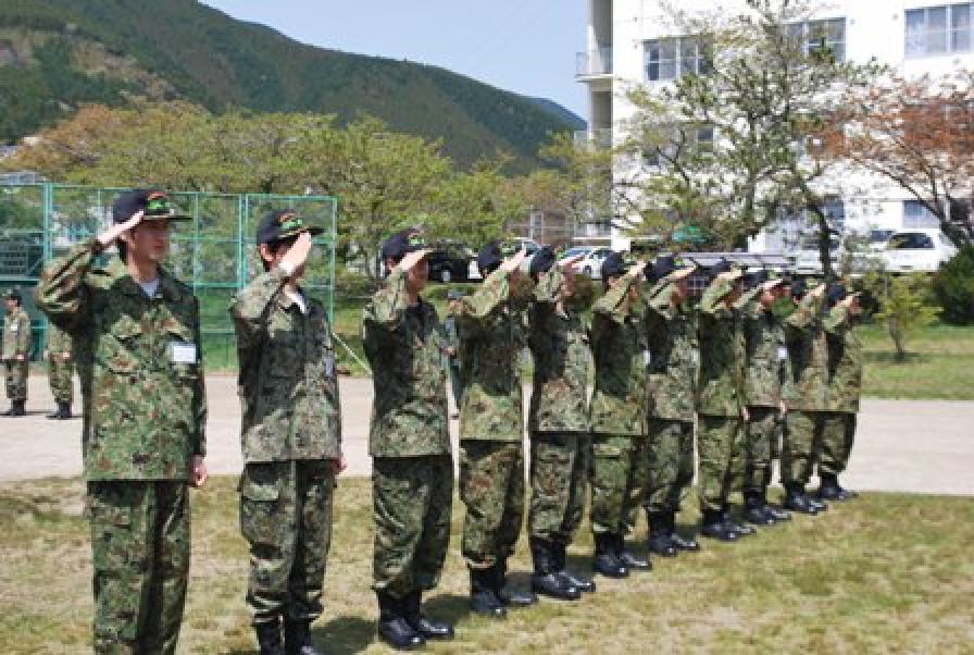 New recruits practise squad drills during a Self-Defence Forces “enlistment experience” session, where synchronised movement and following orders are key training elements. Photo: Japan Self-Defence Force