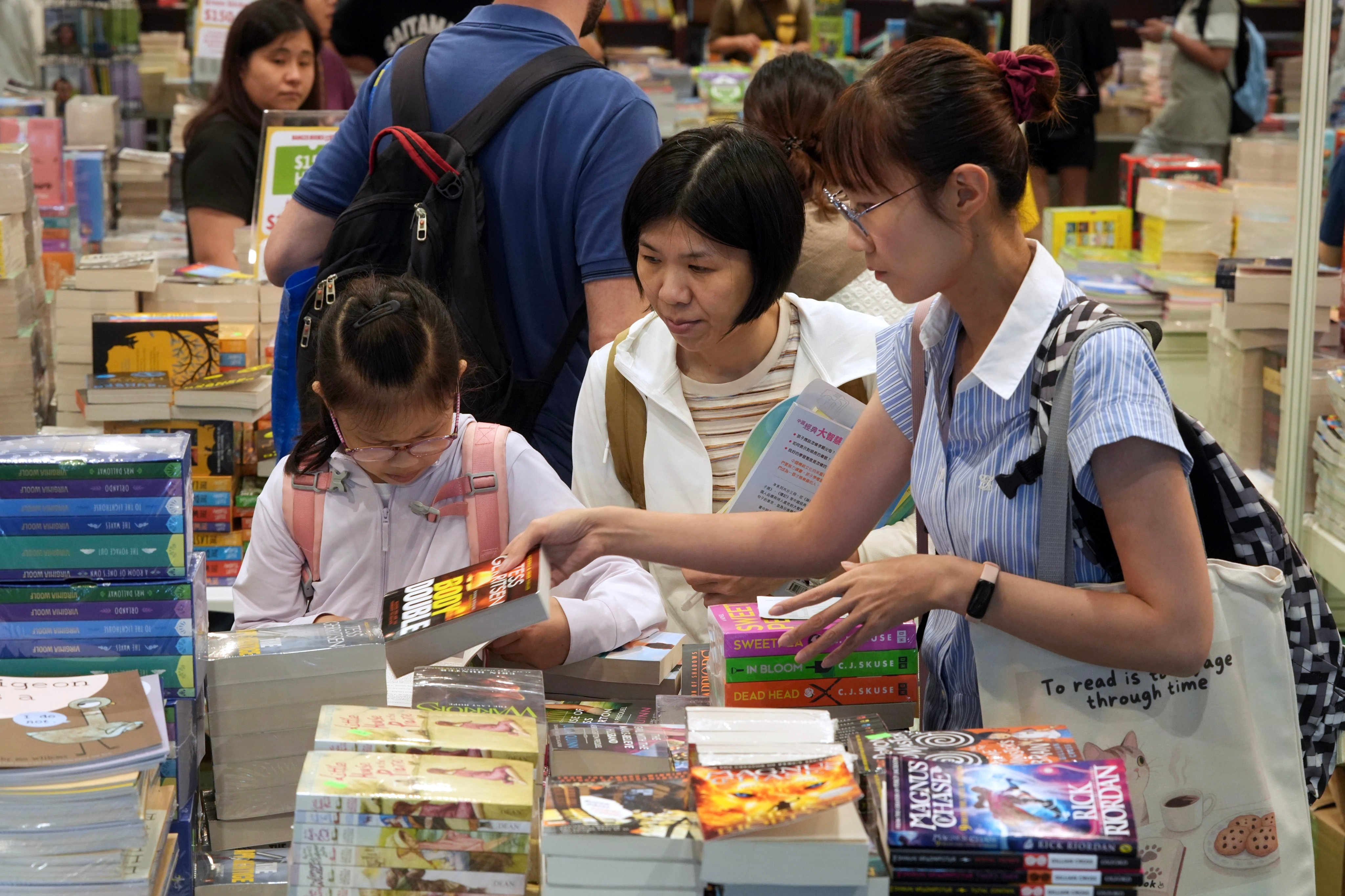 Visitors browse books at the Hong Kong Book Fair. Photo: Sun Yeung