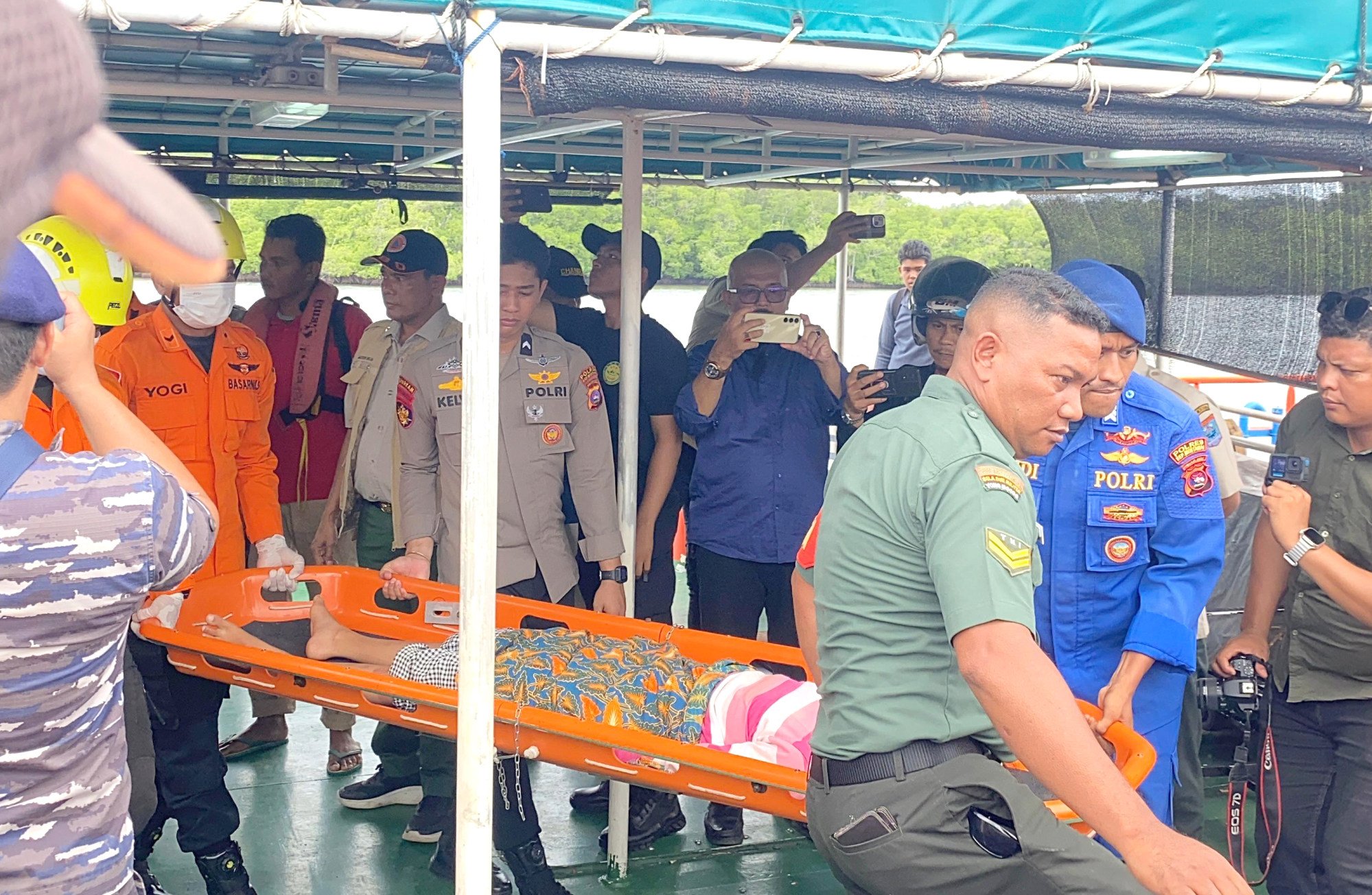 Rescuers transferring a survivor after a speedboat capsized off the coast of the Mentawai Islands in Indonesia’s West Sumatra province on July 14. Photo: Handout via Xinhua