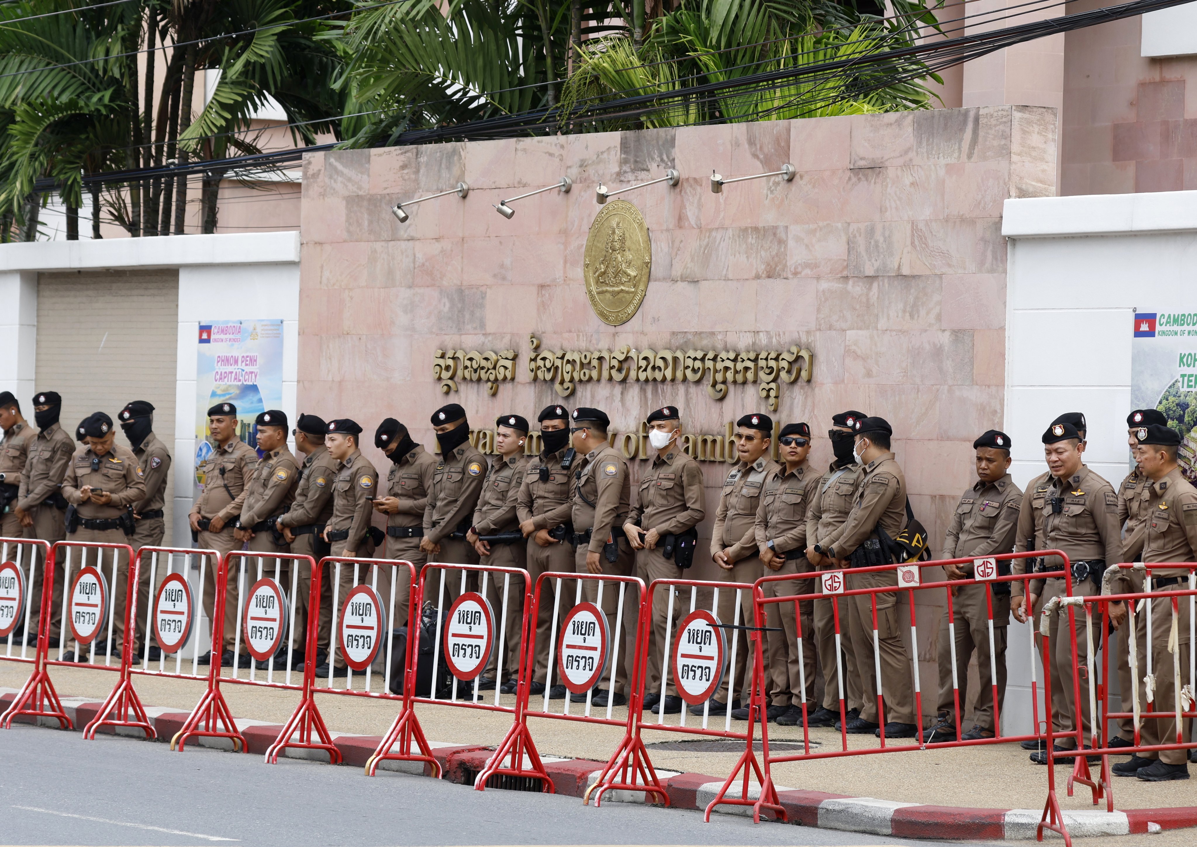 Thai police stand guard outside the Cambodian Embassy as people gather to protest amid the escalating Thai-Cambodian border dispute, in Bangkok, Thailand on July 20. Photo: EPA