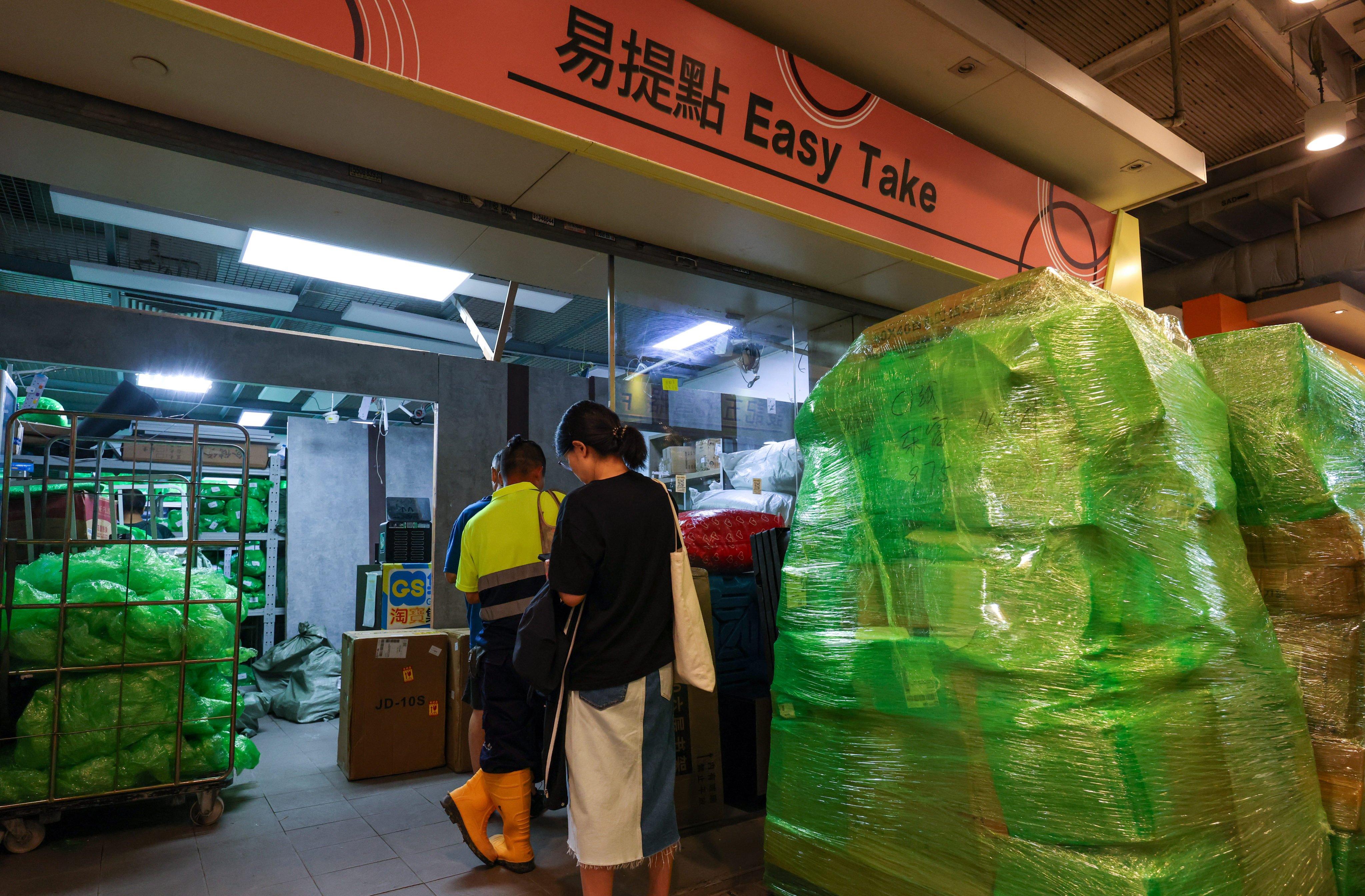 People retrieving parcels from a pick-up shop. Photo: Jelly Tse