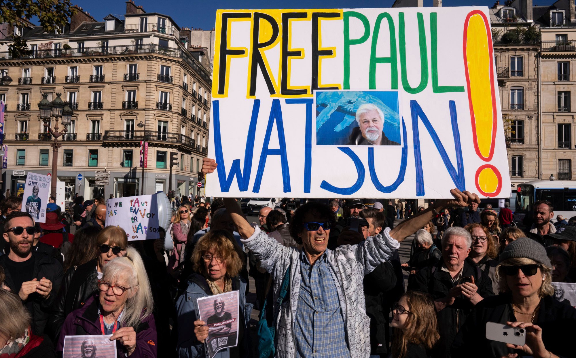 People demonstrate in Paris last October to support Paul Watson, who was asking France’s president for political asylum. Photo: AP People demonstrate in Paris last October to support Paul Watson, who was asking France’s president for political asylum. Photo: AP