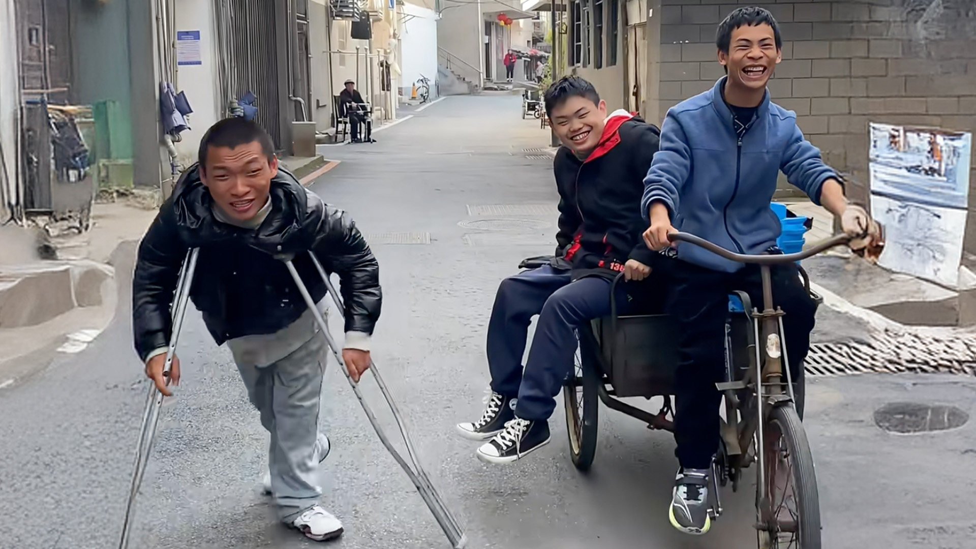 Three young Chinese men with disabilities sell garlic and polish shoes to earn a living, inspiring many with their independence and mutual support. Photo: RedNote