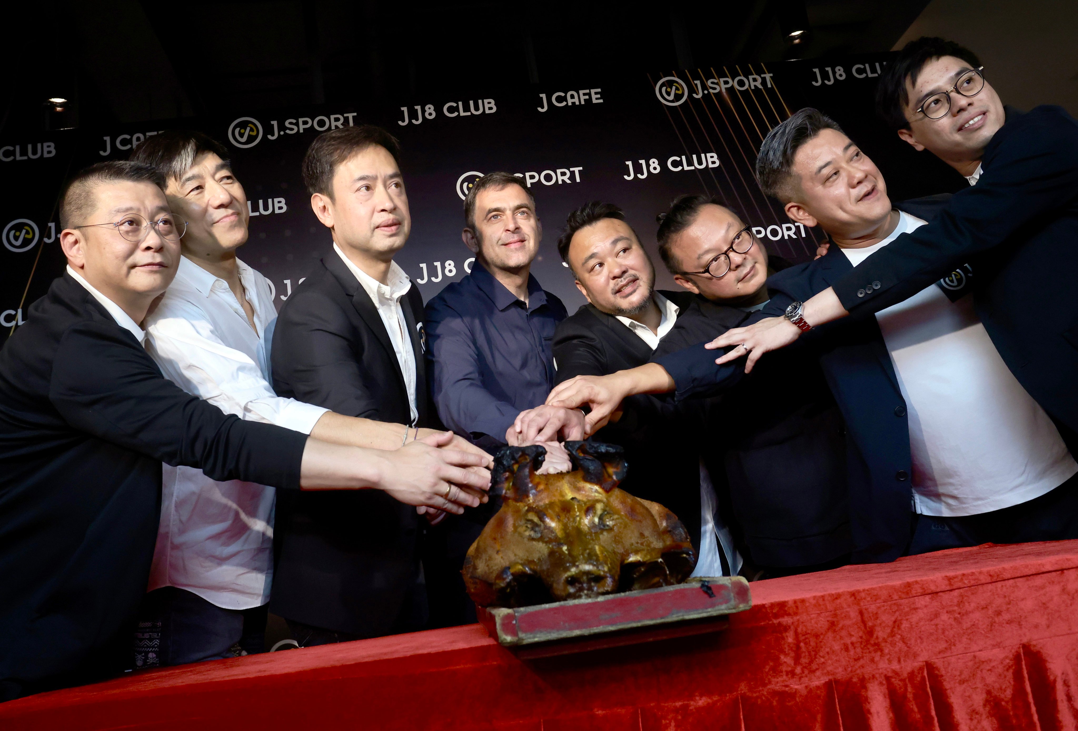 Ronnie O’Sullivan (middle) at the opening ceremony of JJ8 Club in Kwun Tong on Wednesday. Photo: Jonathan Wong