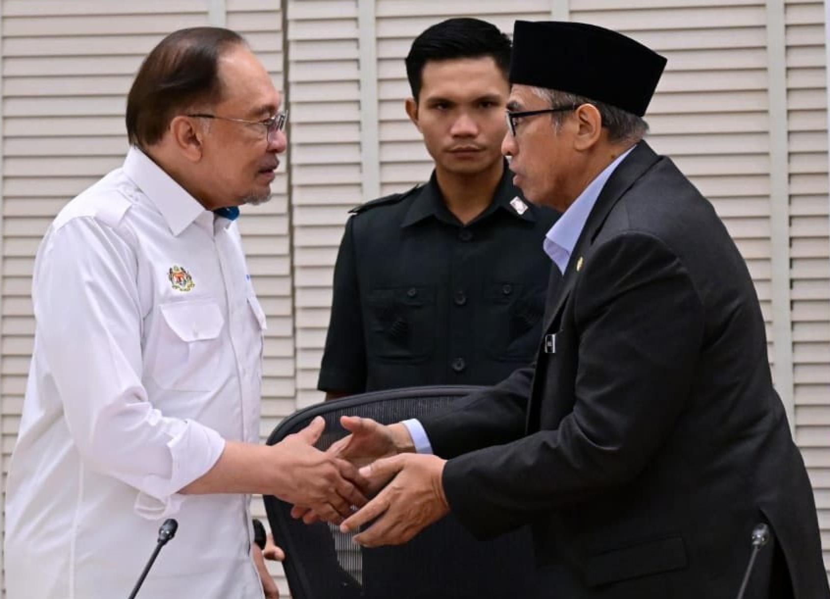 Malaysian Prime Minister Anwar Ibrahim (left) shakes hands with Chief Secretary Shamsul Azri Abu Bakar at the Digital Assets and AI Advisory Council Meeting on Wednesday. Facebook: Shamsul Azri bin Abu Bakar Malaysian Prime Minister Anwar Ibrahim (left) shakes hands with Chief Secretary Shamsul Azri Abu Bakar at the Digital Assets and AI Advisory Council Meeting on Wednesday. Facebook: Shamsul Azri bin Abu Bakar