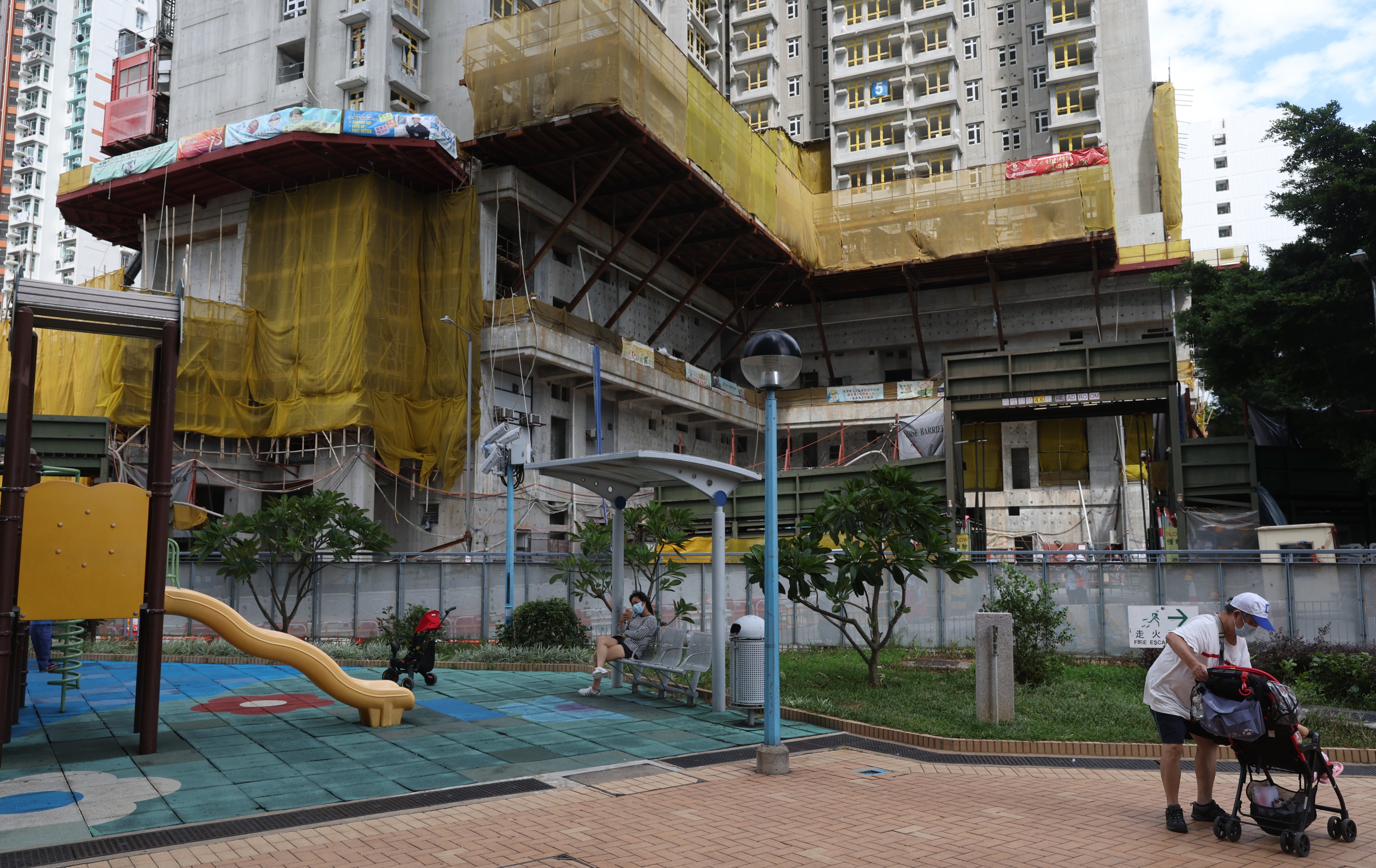 Residents enjoy a day out at Pak Tin Estate. Photo: Yik Yeung-man