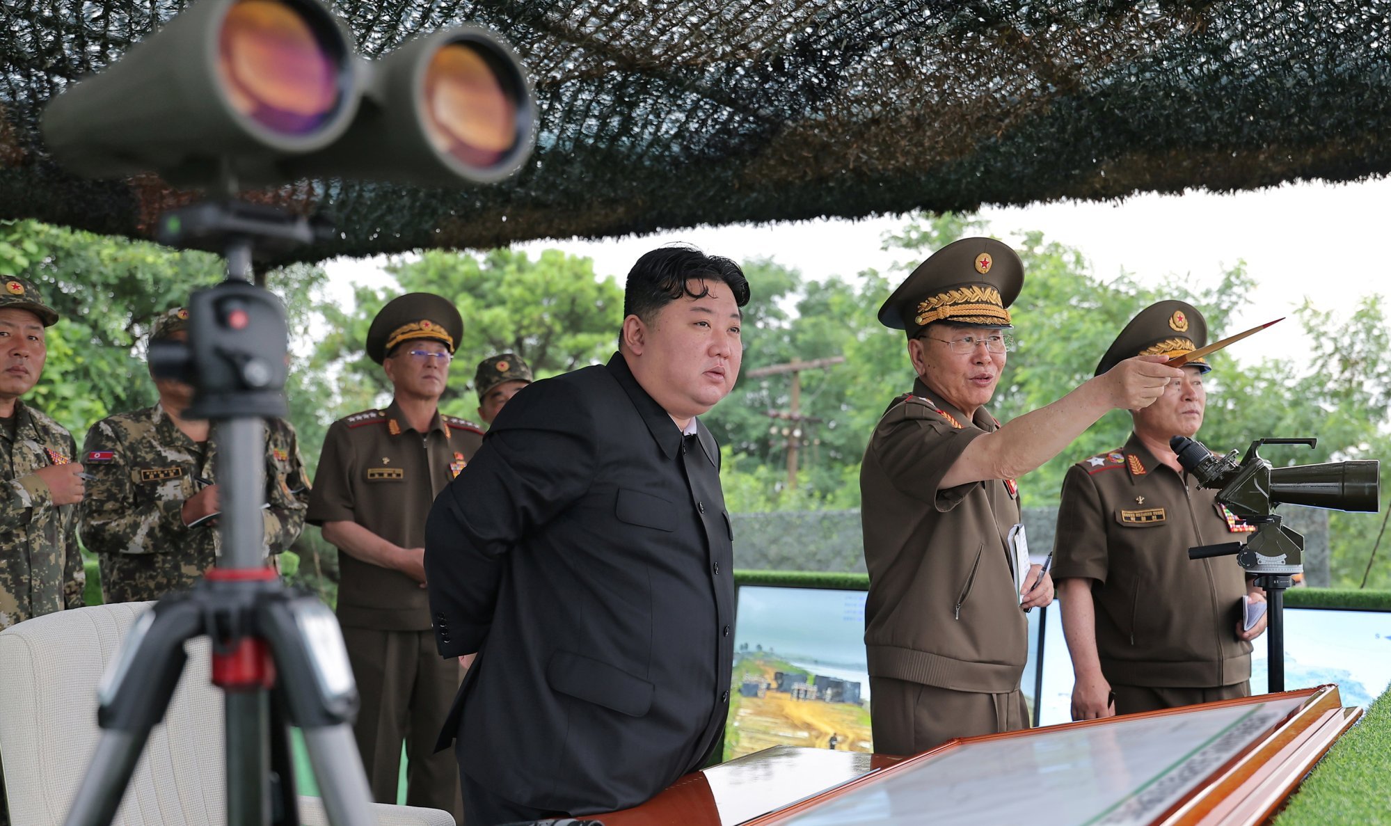 North Korean leader Kim Jong-un (centre) oversees an artillery exercise at an undisclosed location on Wednesday. Photo: KCNA / EPA