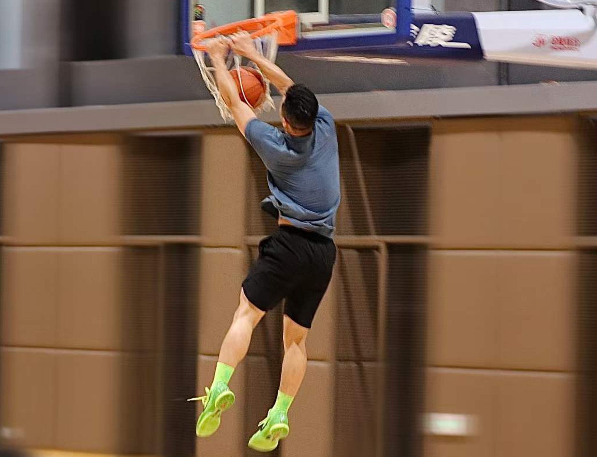 This photo of Wu Yiquan hanging onto a basketball hoop after a successful dunk captured people’s attention and revealed his sporting achievements away from academia. Photo: SCMP This photo of Wu Yiquan hanging onto a basketball hoop after a successful dunk captured people’s attention and revealed his sporting achievements away from academia. Photo: SCMP