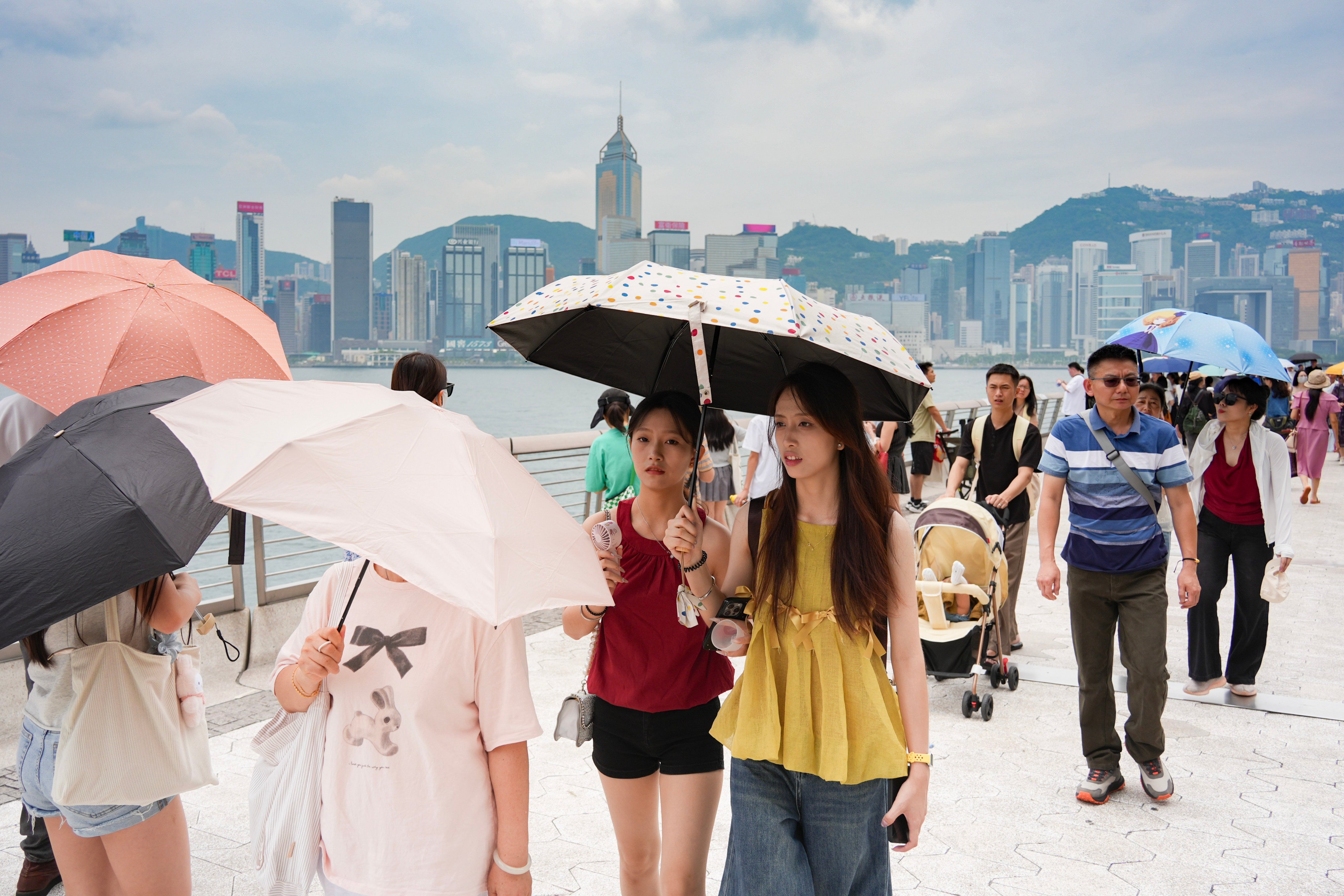 The local forecaster has said the mercury will reach 33 degrees Celsius in Hong Kong’s urban areas on Thursday. Photo: Eugene Lee