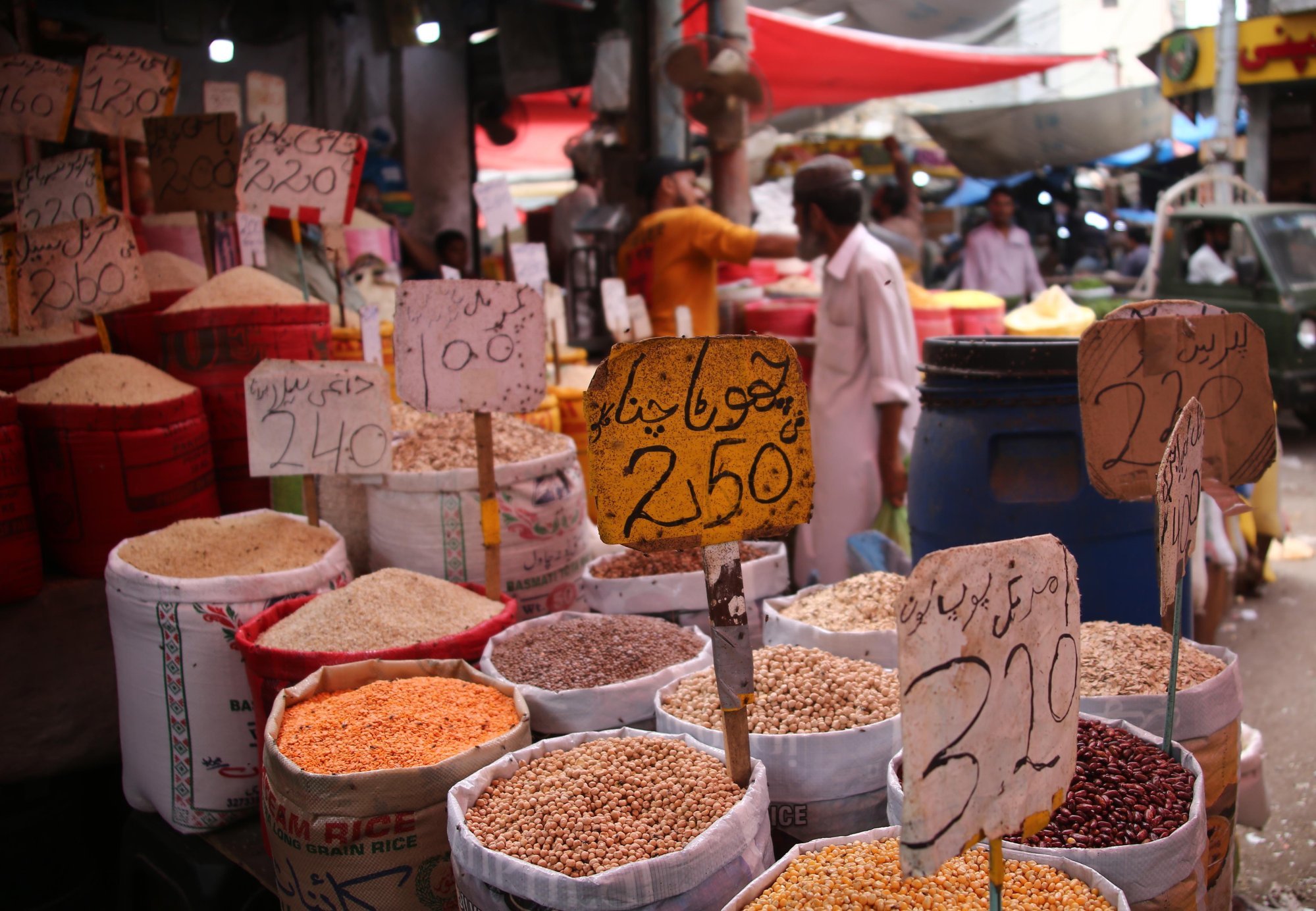 Groceries for sale at a wholesale market in Karachi on July 16. Pakistan’s food culture has long prioritised immediacy over preservation. Photo: EPA