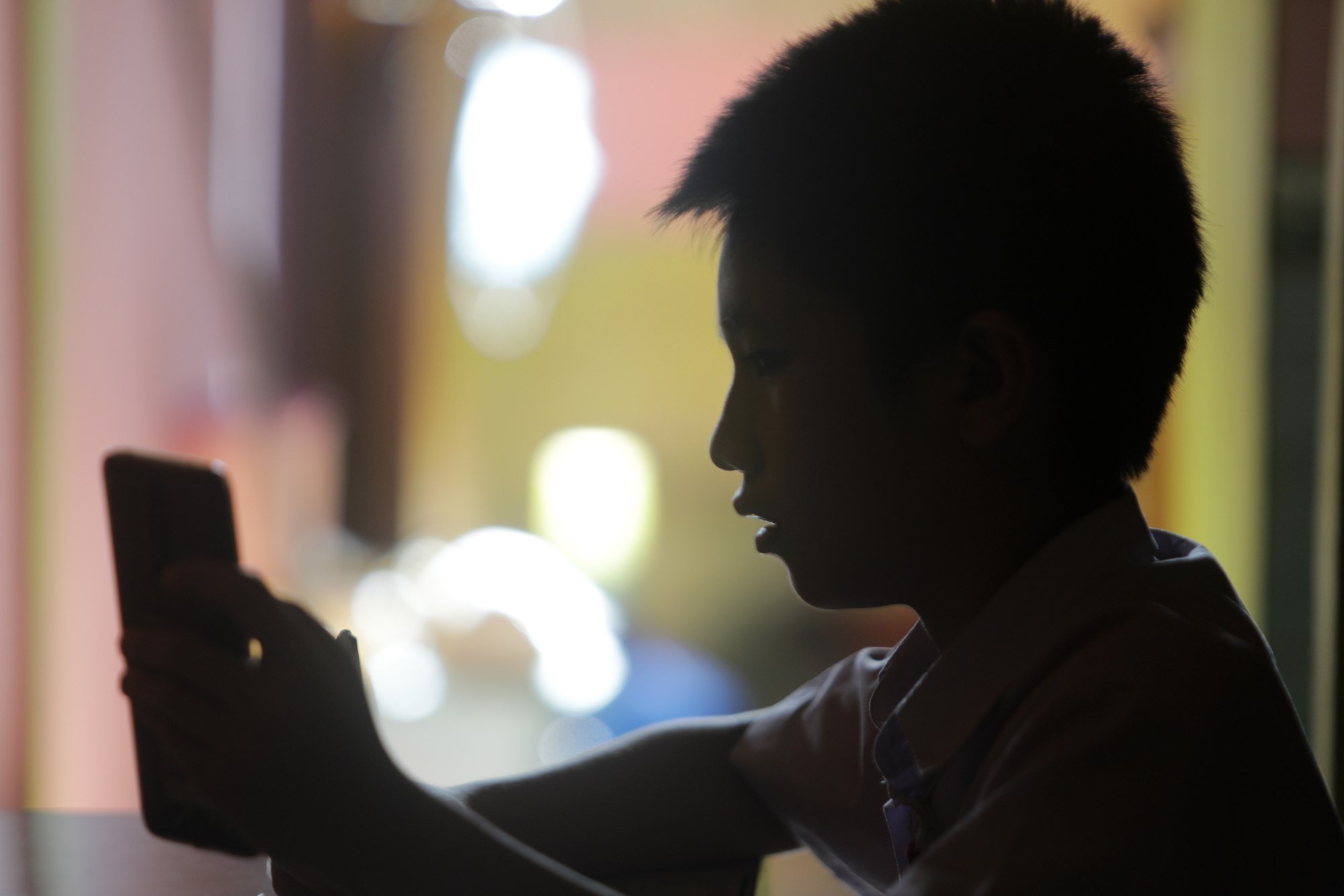 A student uses a mobile phone for online learning in Banda Aceh, Indonesia. Photo: EPA-EFE