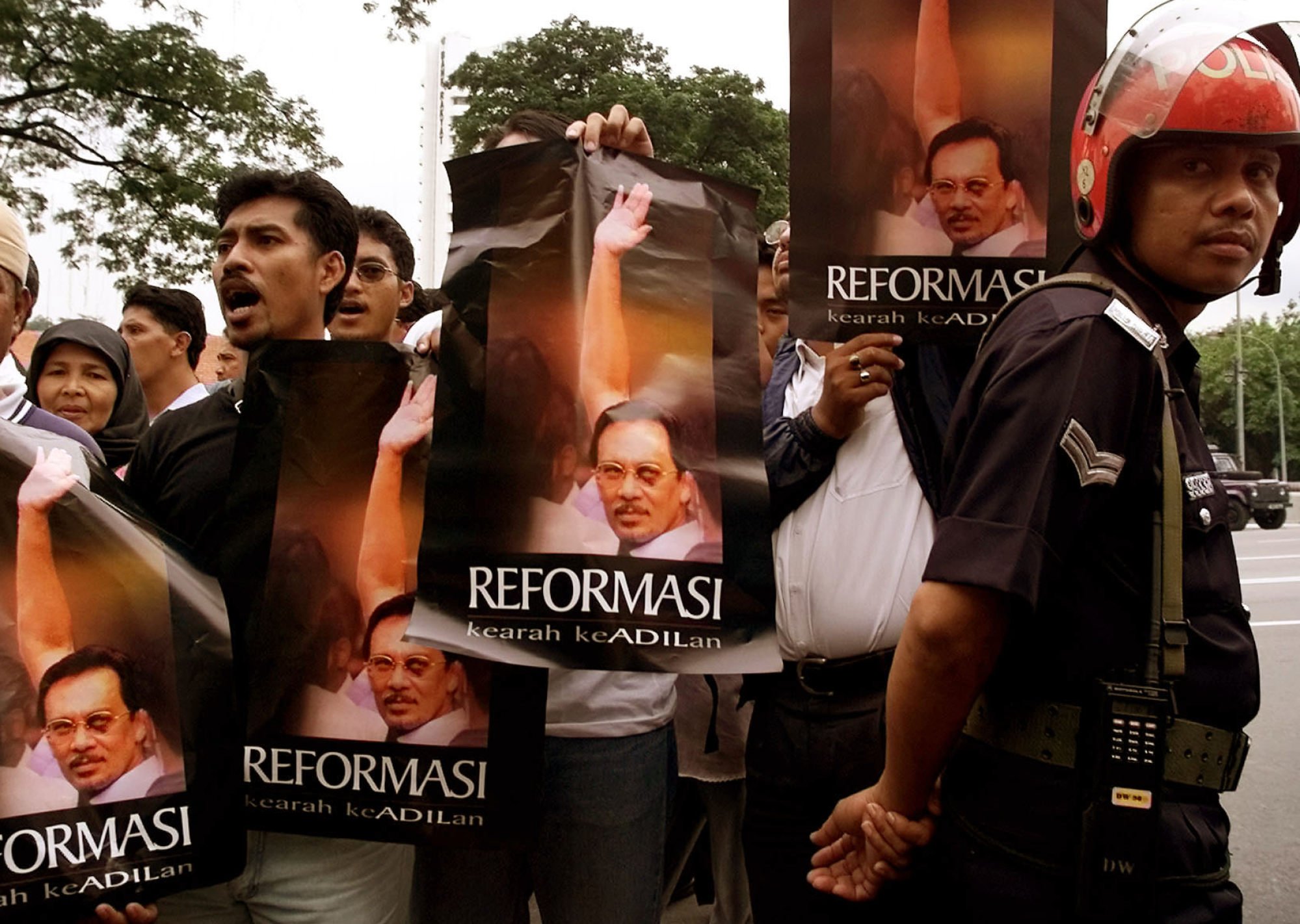 Supporters of Anwar Ibrahim hold posters and shout “Reformasi”, the Malay word for reform, in Kuala Lumpur in 2000. Photo: AP