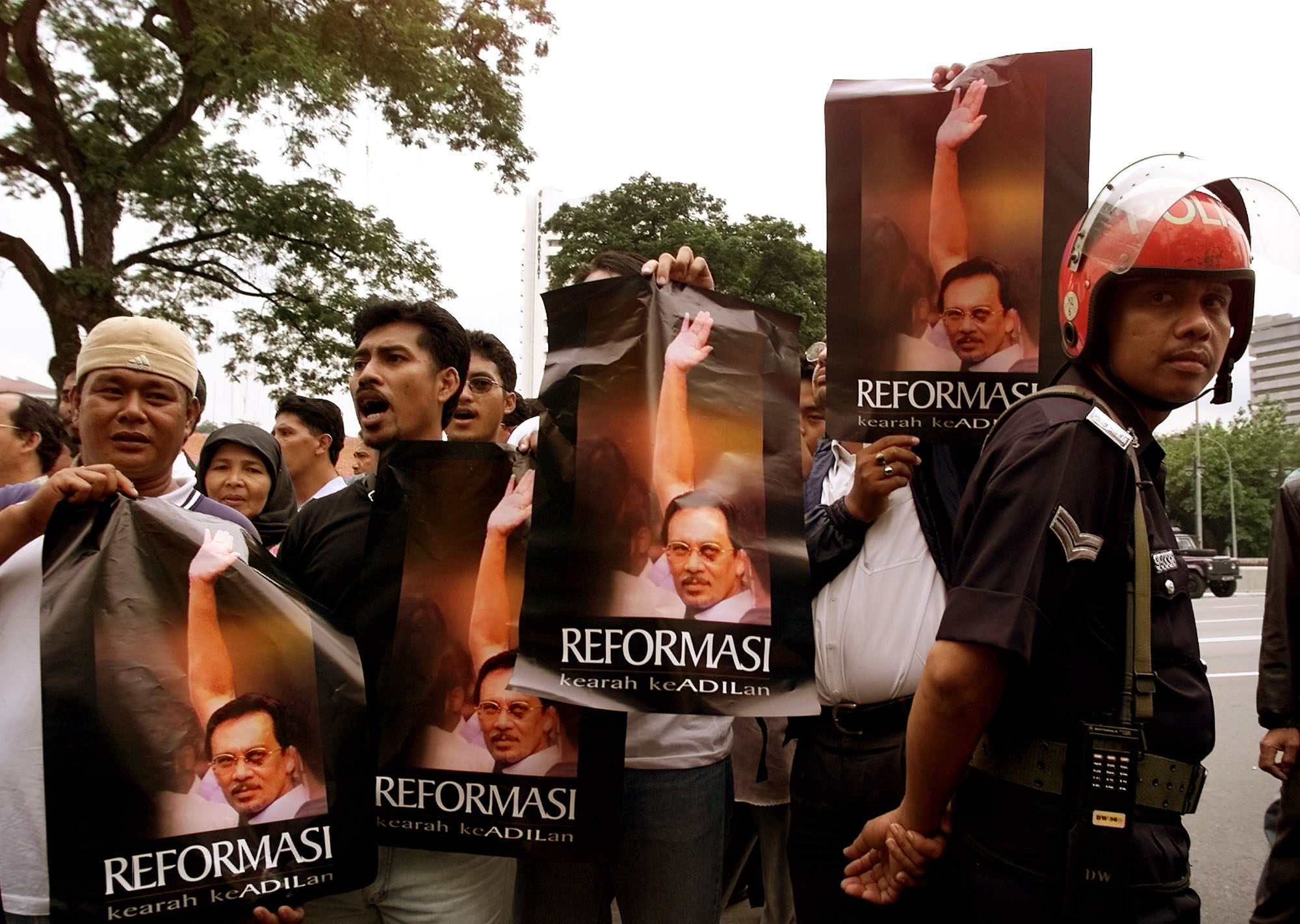 Supporters of Anwar Ibrahim hold posters and shout “Reformasi”, the Malay word for reform, in Kuala Lumpur in 2000. Photo: AP