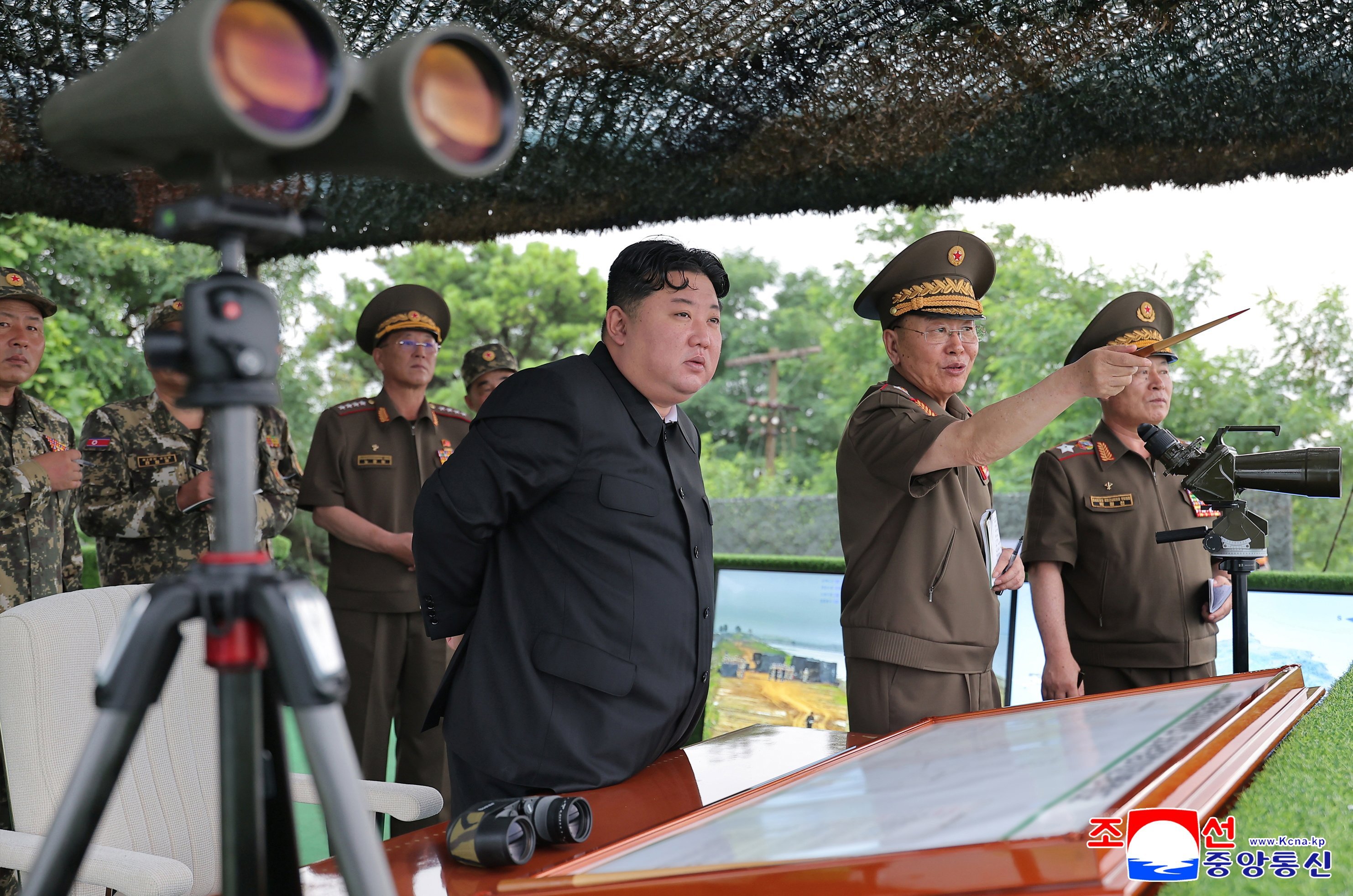 North Korean leader Kim Jong-un (centre) oversees an artillery exercise at an undisclosed location on Wednesday. Photo: KCNA / EPA