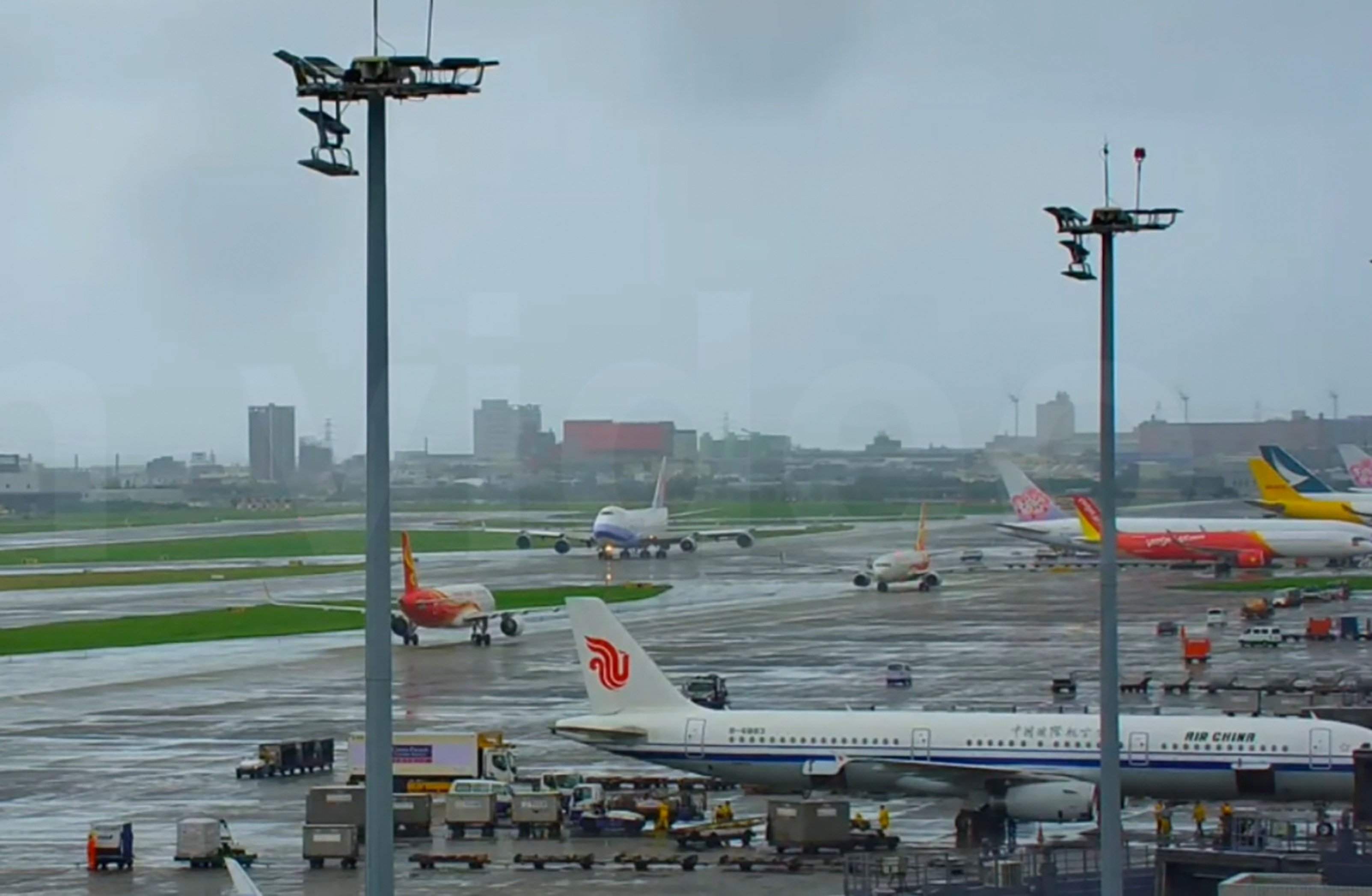 Hong Kong Airlines flight HX252  encounters a Hainan Airlines plane on the same runway. Photo: Handout