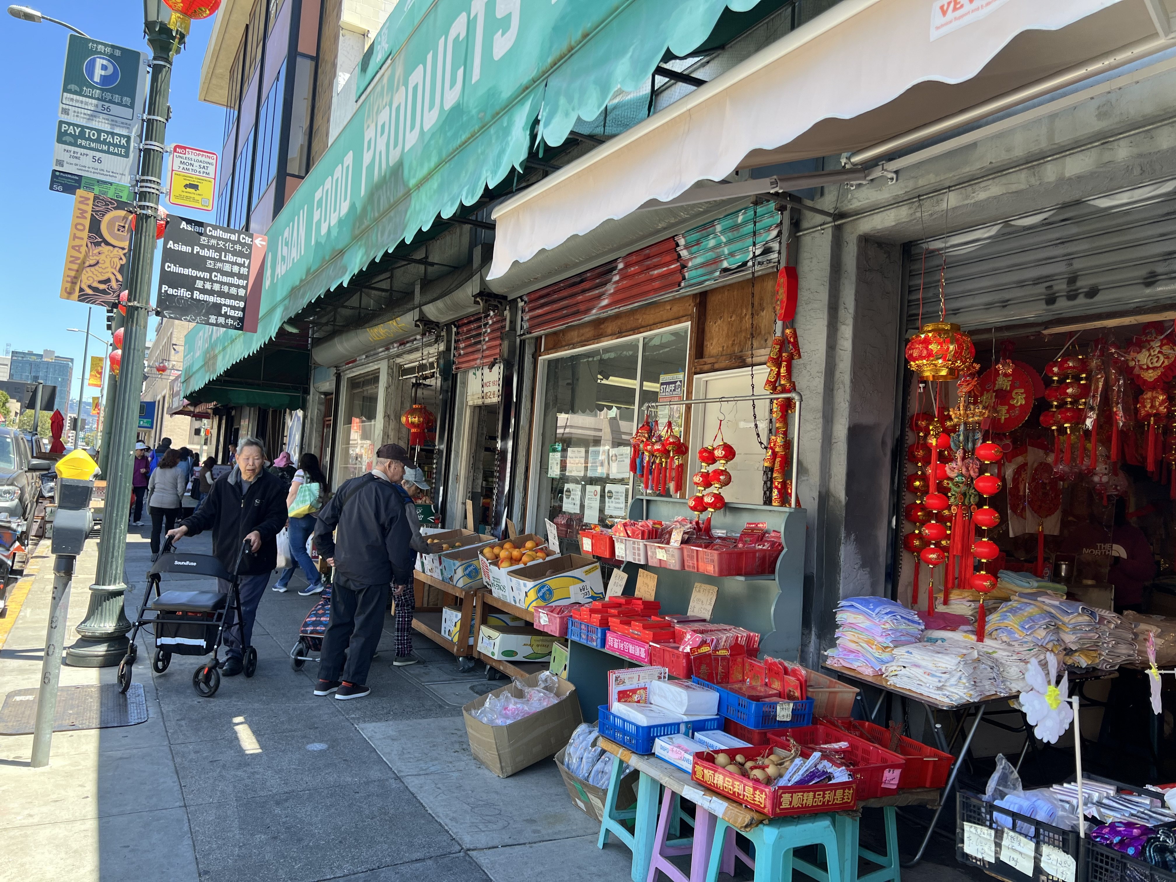 Oakland Chinatown variety store draws shoppers on July 9, 2025. Photo: Ralph Jennings