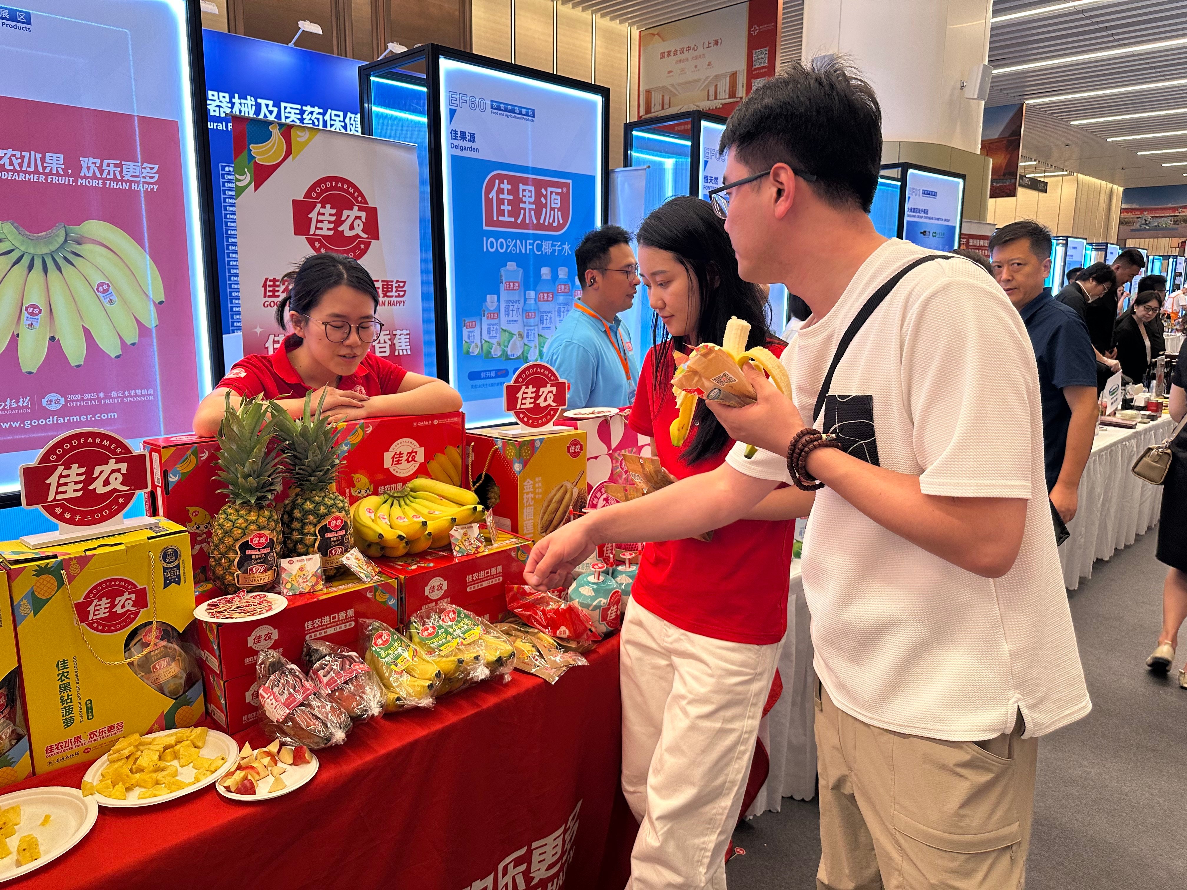 Goodfarmer Fresh Fruit Trading display its products at a CIIE matchmaking meeting on Friday. Photo: Daniel Ren