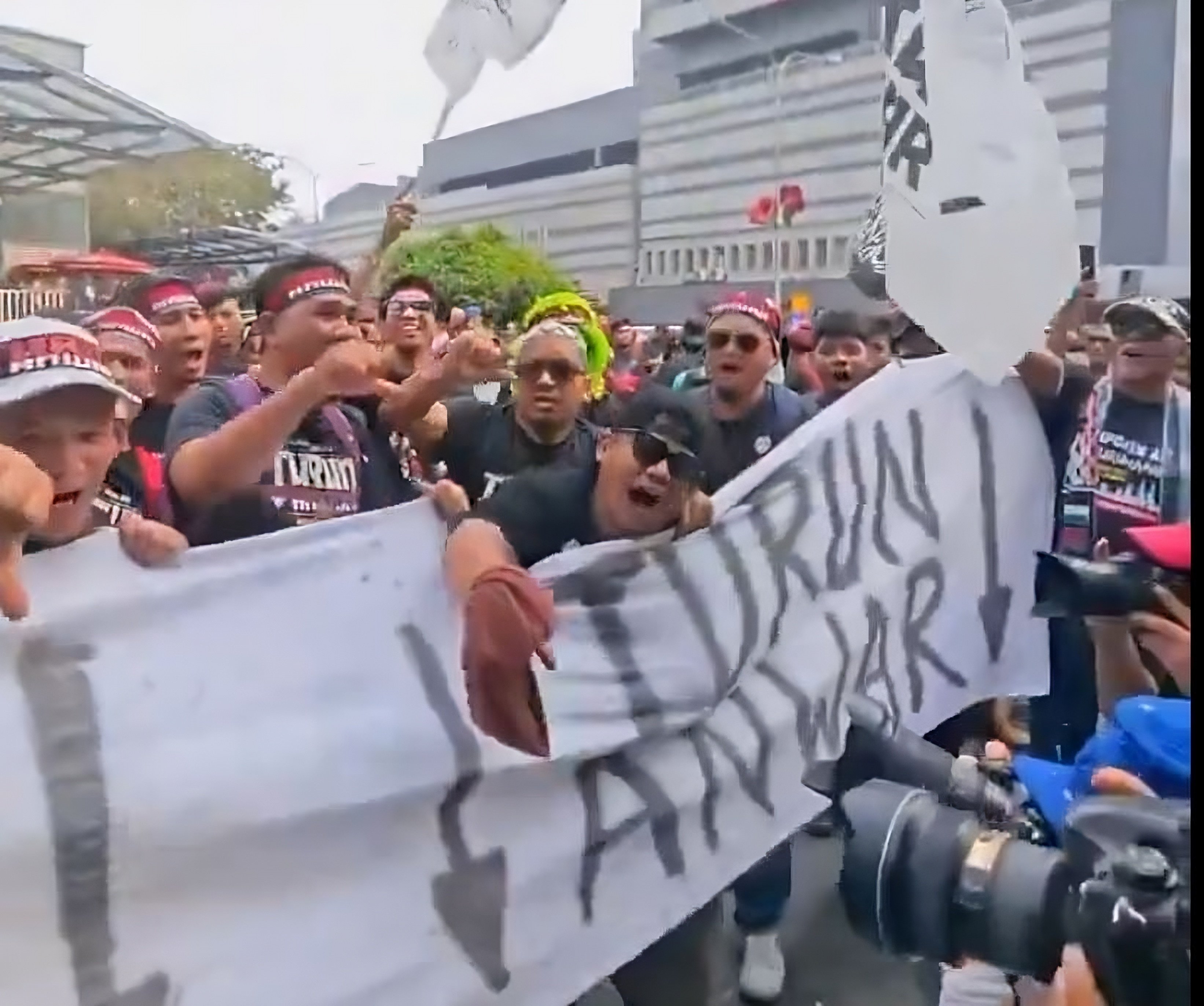 Protesters chant slogans demanding the resignation of Malaysian Prime Minister Anwar Ibrahim during the “Turun Anwar” (“Resign Anwar”) rally in Kuala Lumpur on Saturday. Photo: X/alexcmhwee