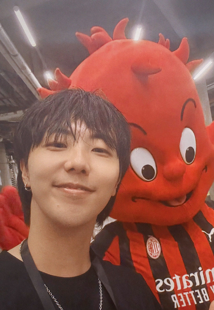 Simba Siiviba, who has almost 800,000 followers on Weibo, with an AC Milan mascot. Photo: Weibo