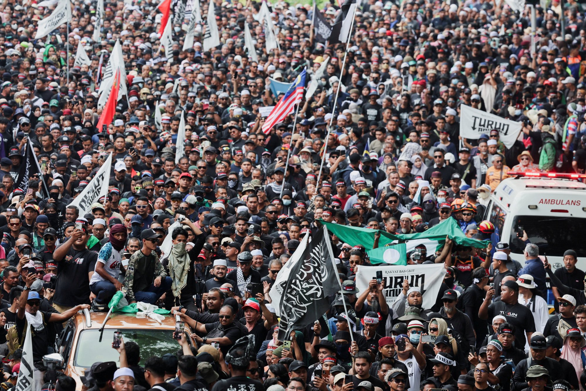 Protesters march in Kuala Lumpur on Saturday during a rally calling for Malaysian Prime Minister Anwar Ibrahim to resign. Photo: Retuers Protesters march in Kuala Lumpur on Saturday during a rally calling for Malaysian Prime Minister Anwar Ibrahim to resign. Photo: Retuers