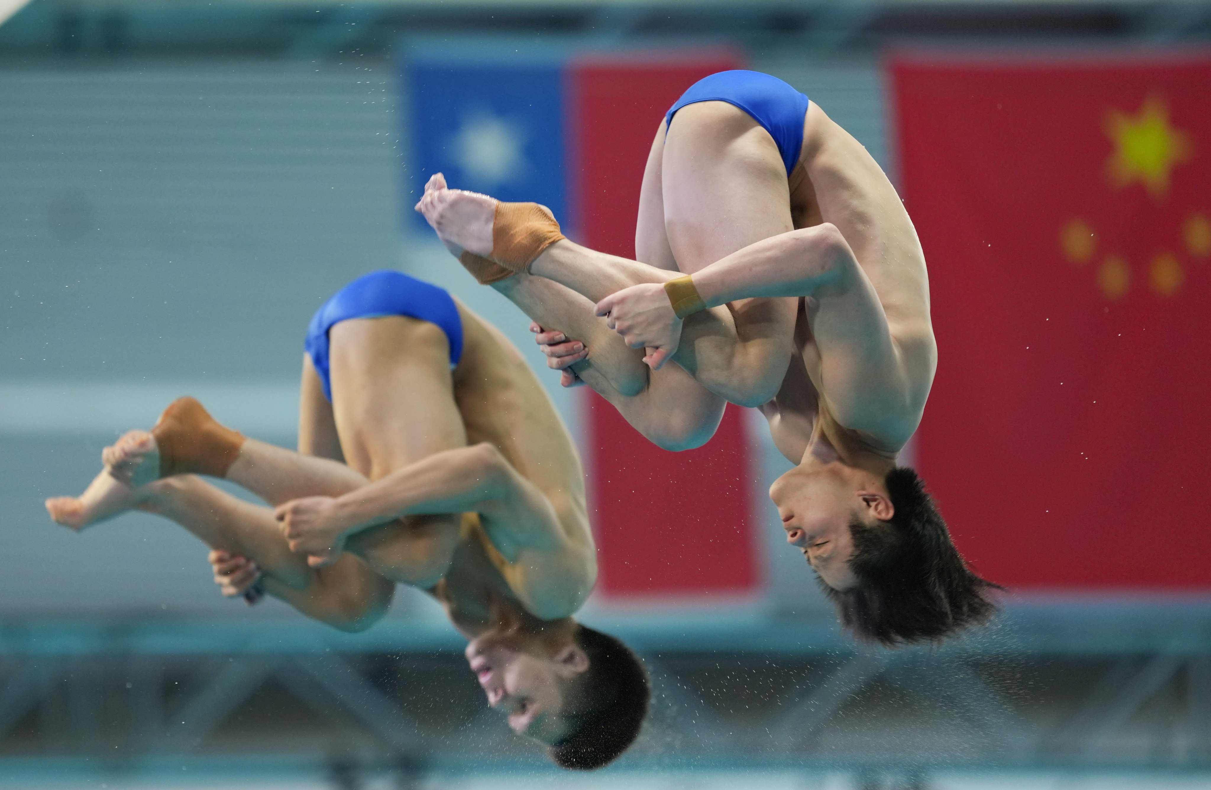 Cheng Zilong (left) and Zhu Zifeng on their way to winning the 10m platform synchronised diving final at the World Aquatics Championships in Singapore on Tuesday. Photo: Xinhua