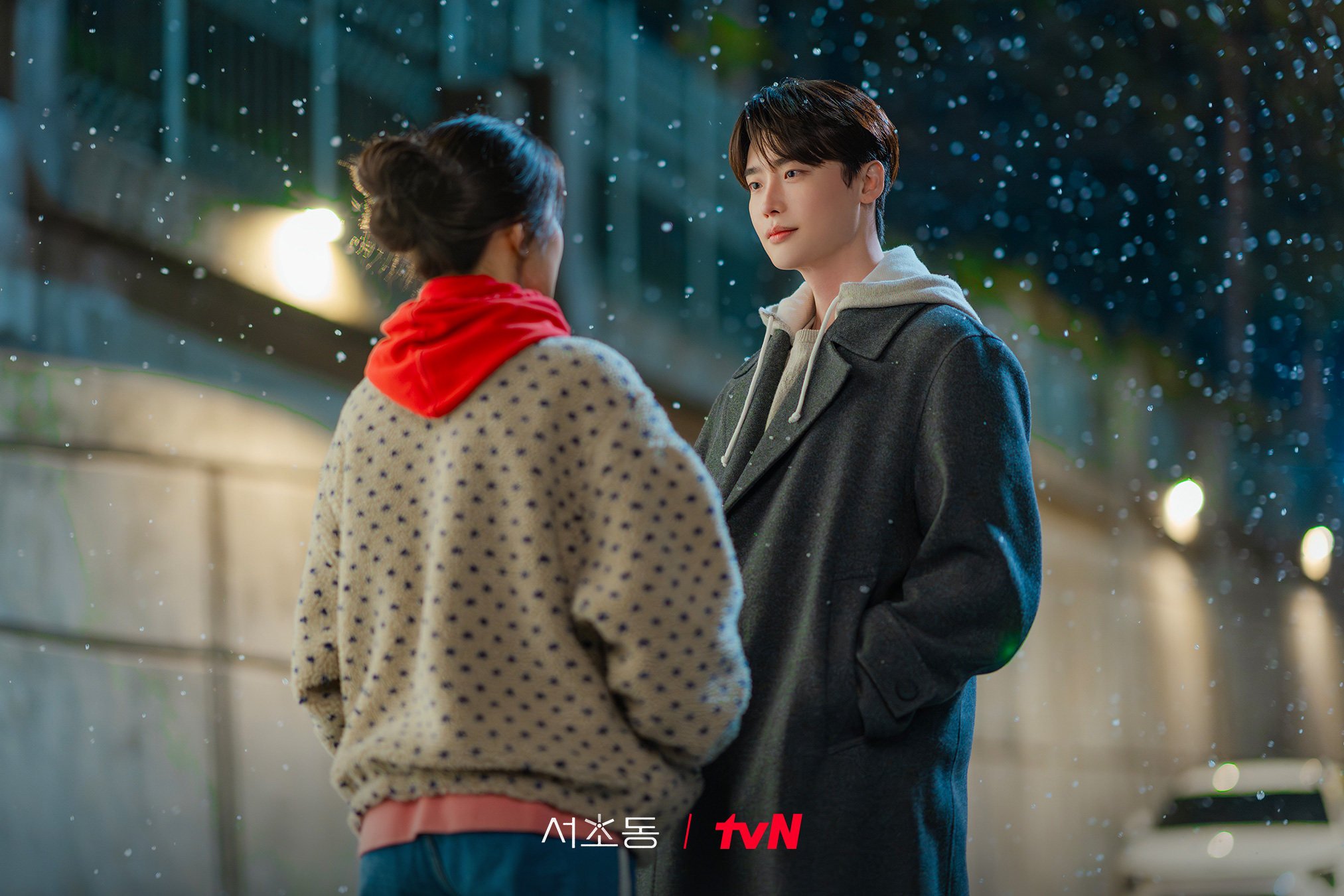 Moon Ga-young (left) as lawyer Kang Eui-ji and Lee Jong-suk as lawyer Ahn Joo-hyung in a still from Law and the City.