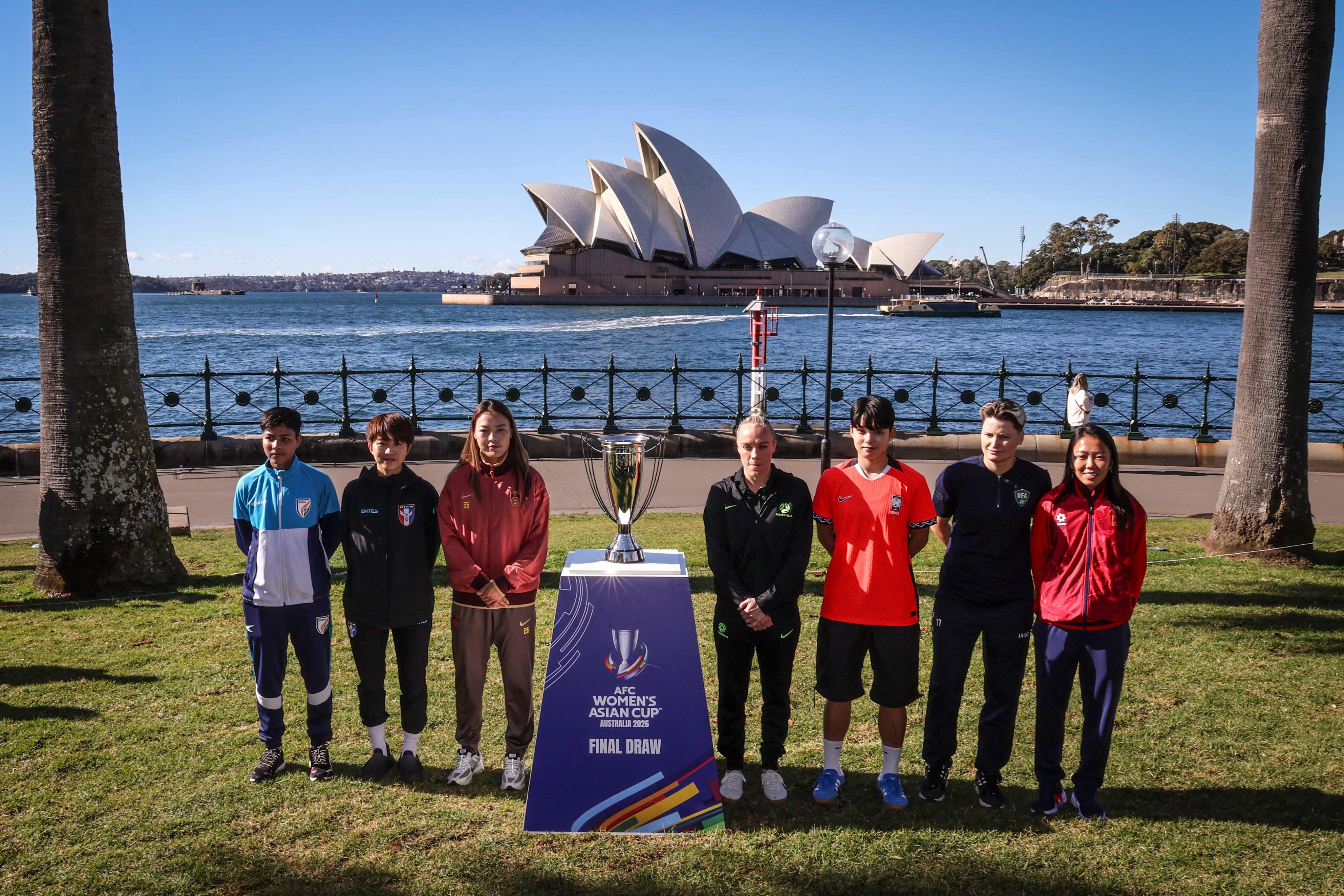 China player Li Mengwen (third from left) and members of other teams pose opposite the Sydney Opera House with the AFC Women’s Asian Cup trophy on Monday before the draw on Tuesday. Photo: AFP