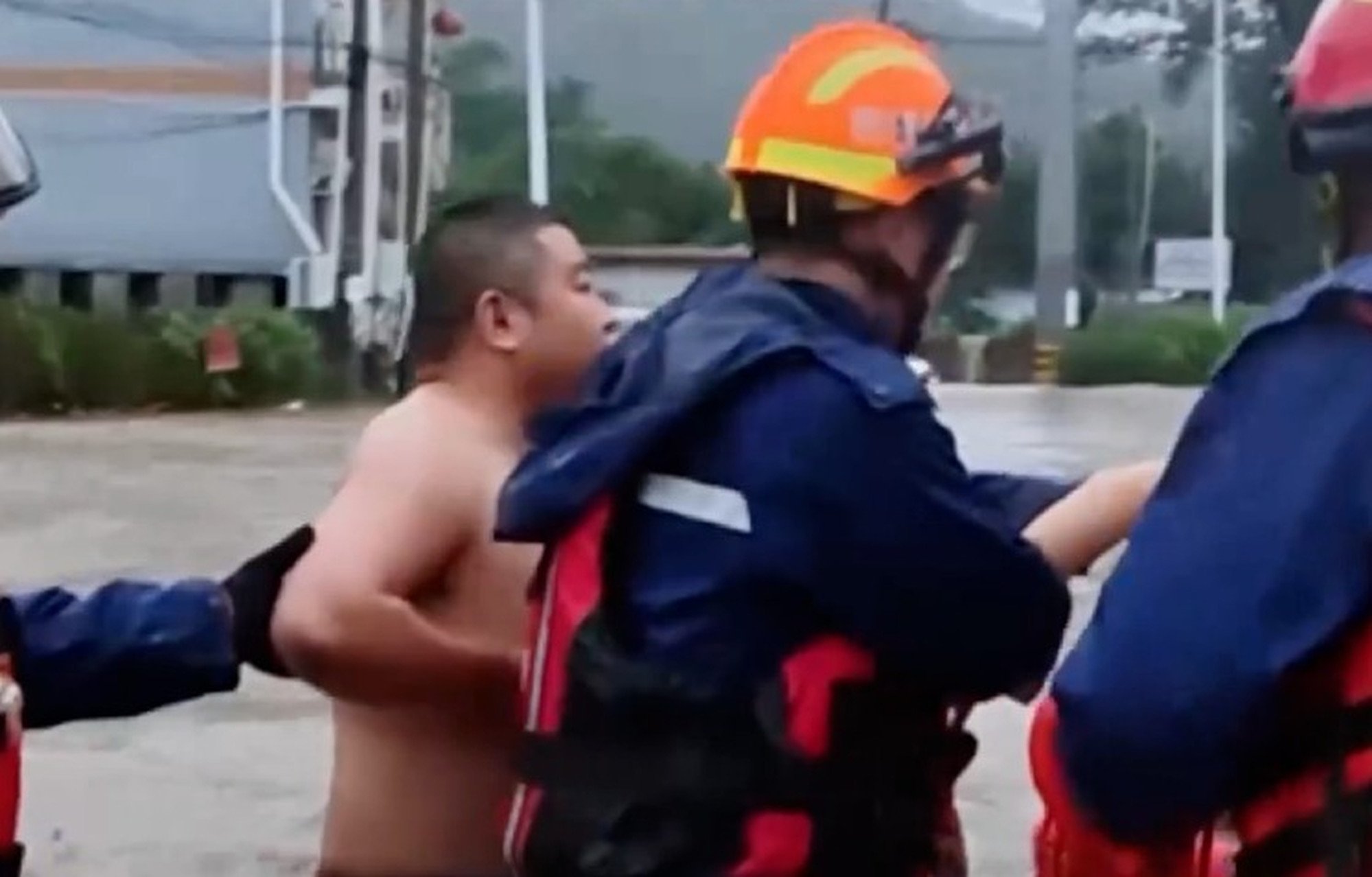 The loving husband is finally rescued after emergency crews had taken his wife to safety. Photo: Handout The loving husband is finally rescued after emergency crews had taken his wife to safety. Photo: Handout