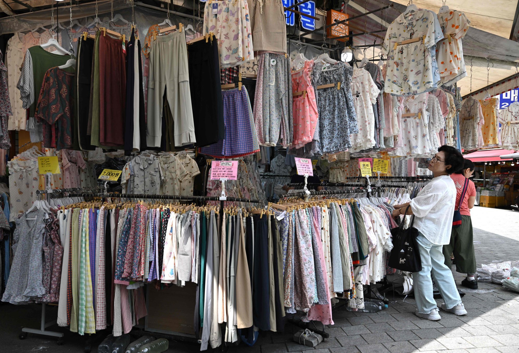 A woman browses for clothes at a stall at Namdaemun Market in Seoul on July 24. South Korea’s economy grew 0.5 per cent in the second quarter, according to the country’s central bank. Photo: AFP A woman browses for clothes at a stall at Namdaemun Market in Seoul on July 24. South Korea’s economy grew 0.5 per cent in the second quarter, according to the country’s central bank. Photo: AFP