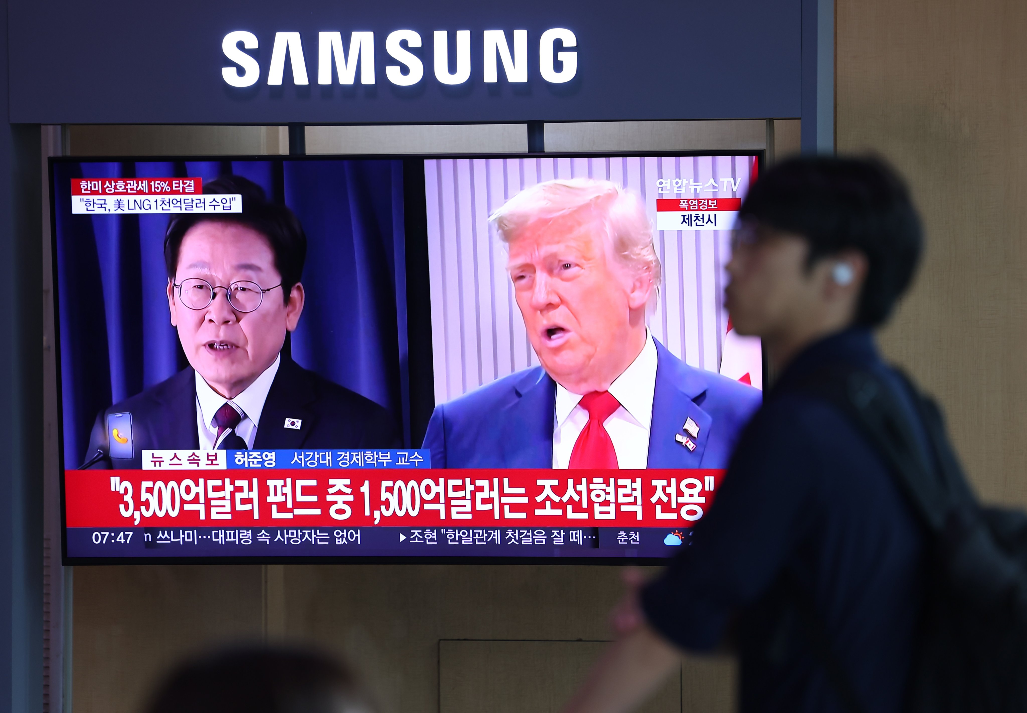 A television screen in Seoul broadcasts a news report on US President Donald Trump’s tariff announcement on Thursday. Photo: Yonhap/EPA